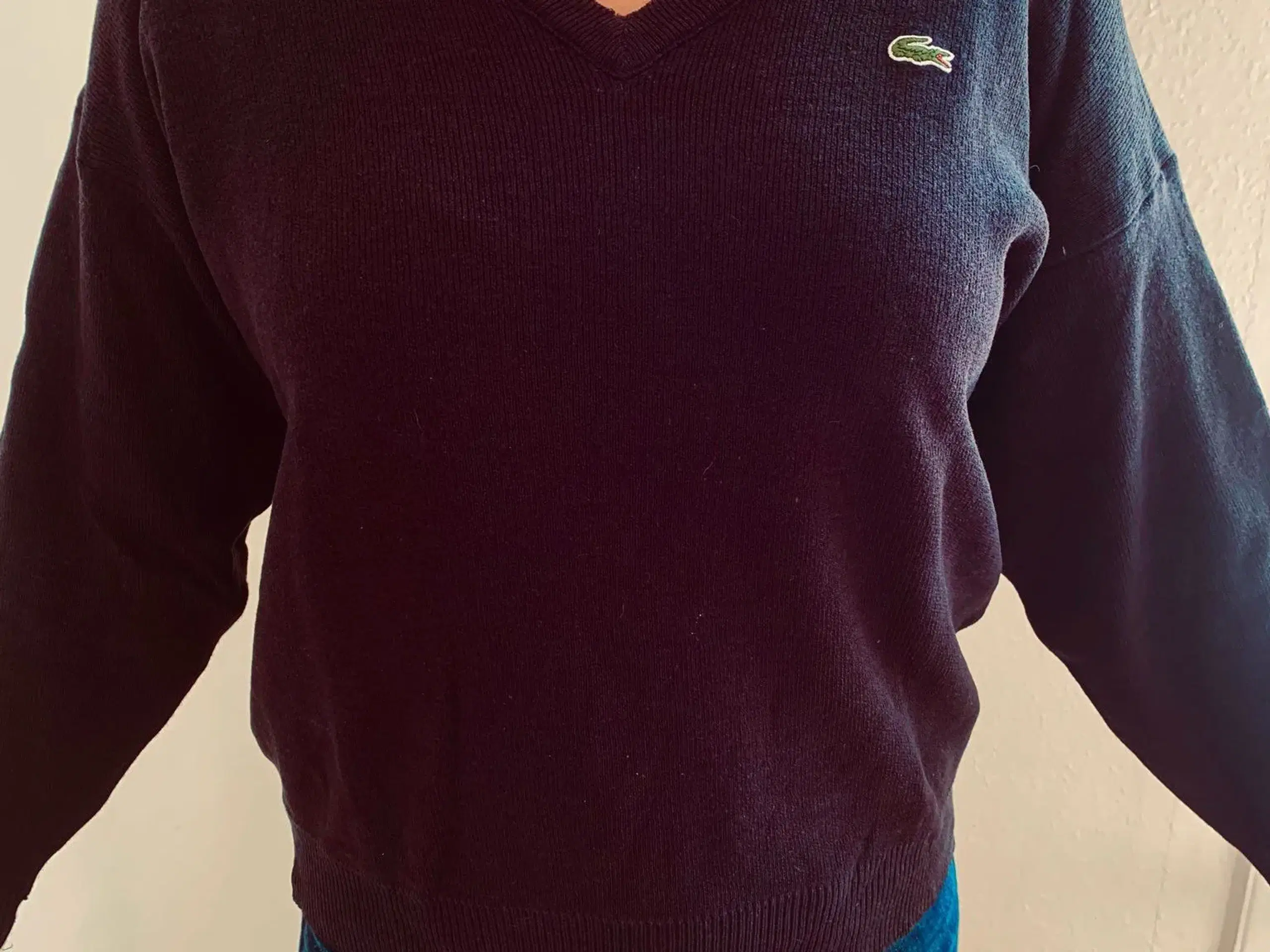 Sort v-halset Lacoste sweater i 5/L/42