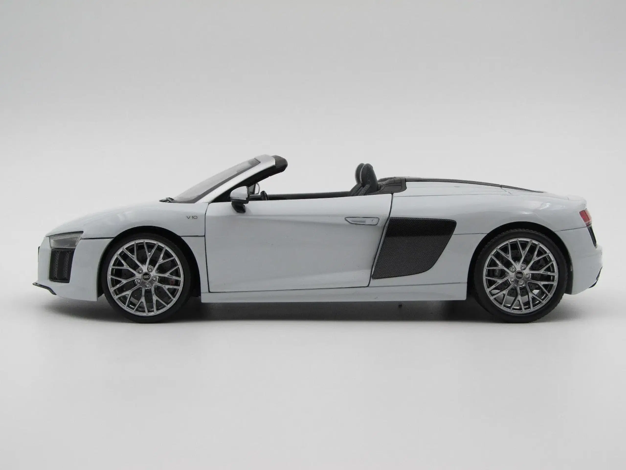 AUDI Dealer Edition  2016 Audi R8 Spyder 1:18