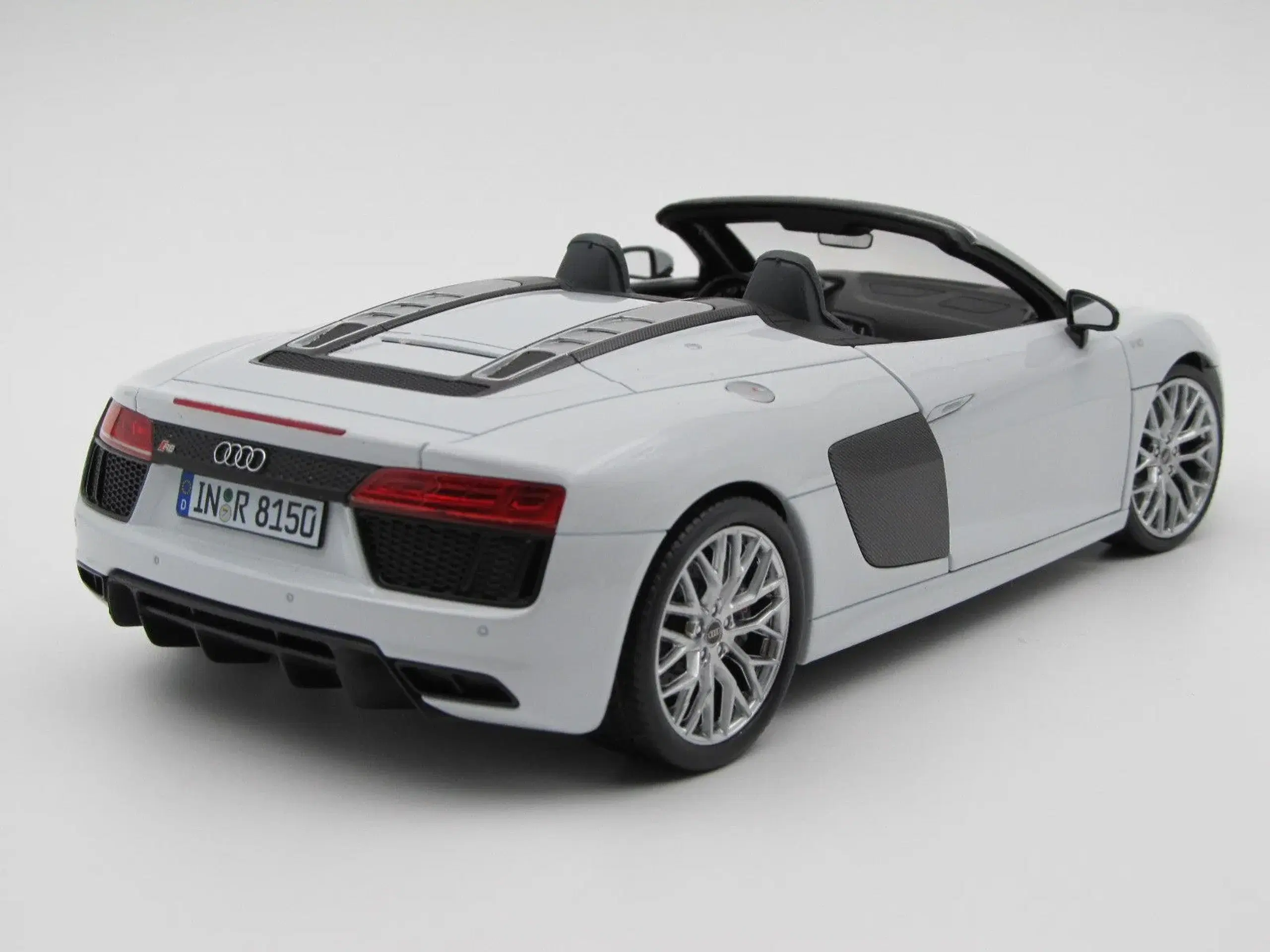 AUDI Dealer Edition  2016 Audi R8 Spyder 1:18