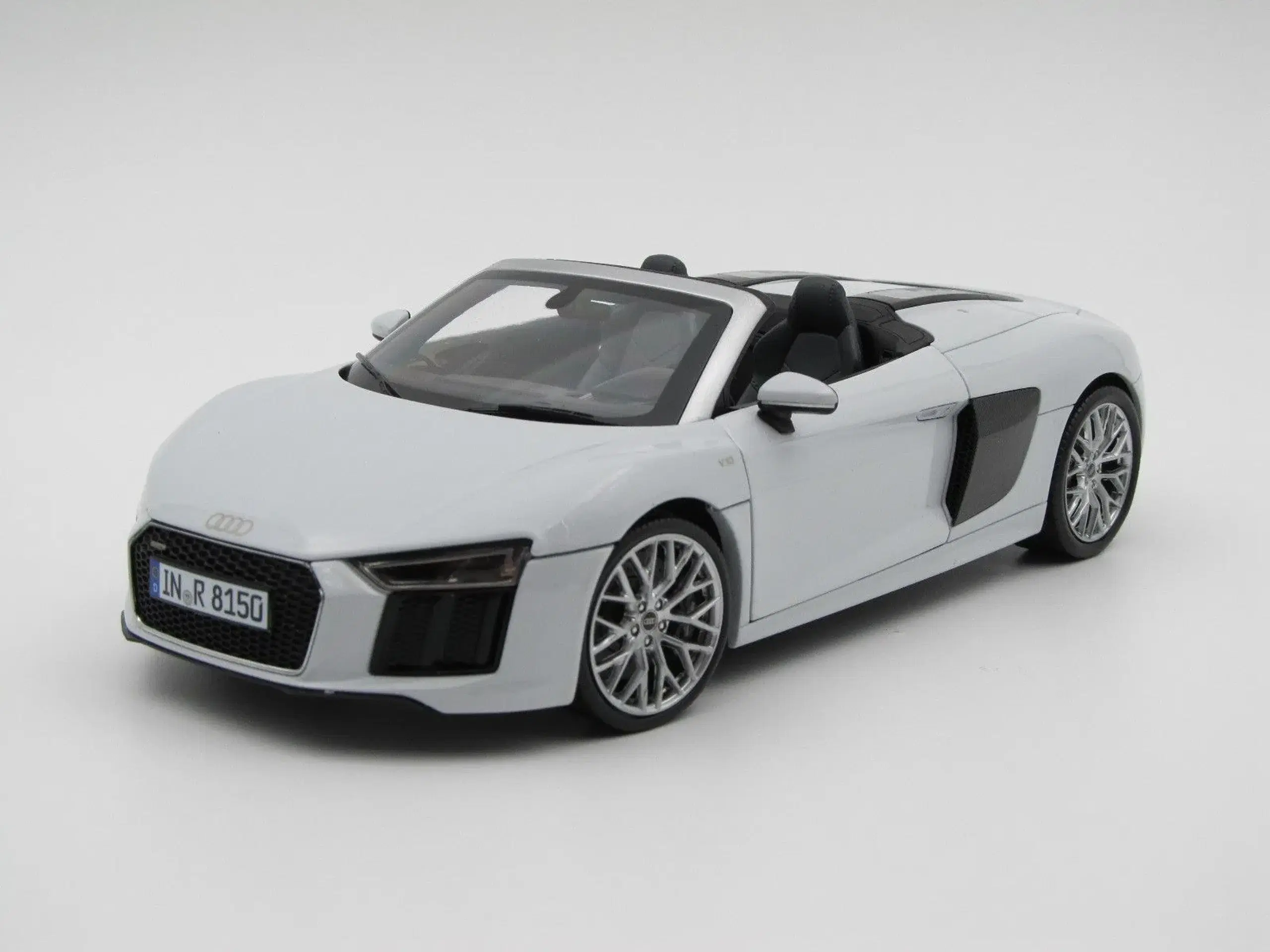 AUDI Dealer Edition  2016 Audi R8 Spyder 1:18