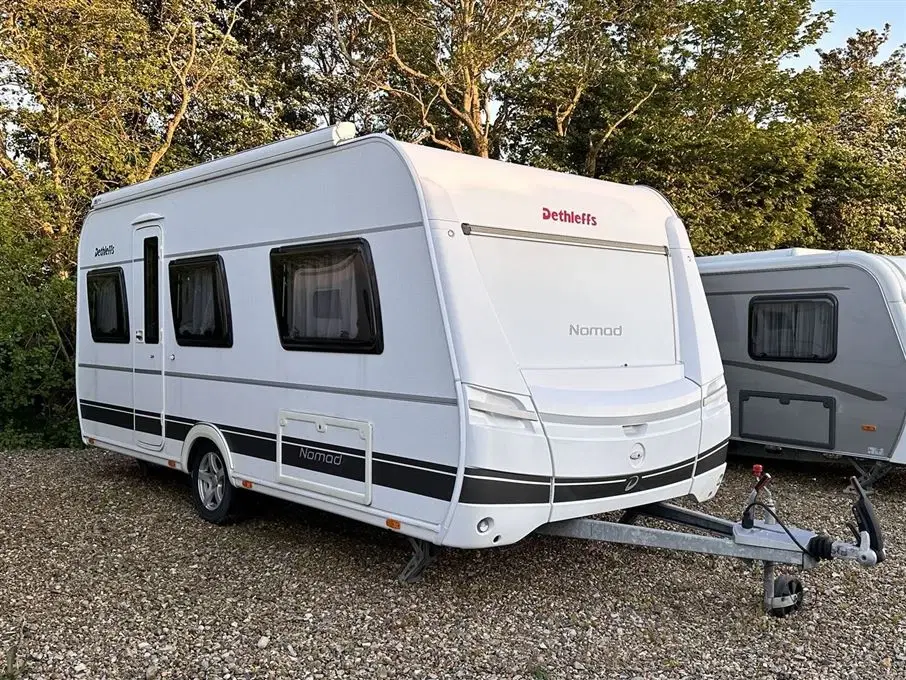 2016 - Dethleffs Nomad 500 FR   Stilfuld campingvogn