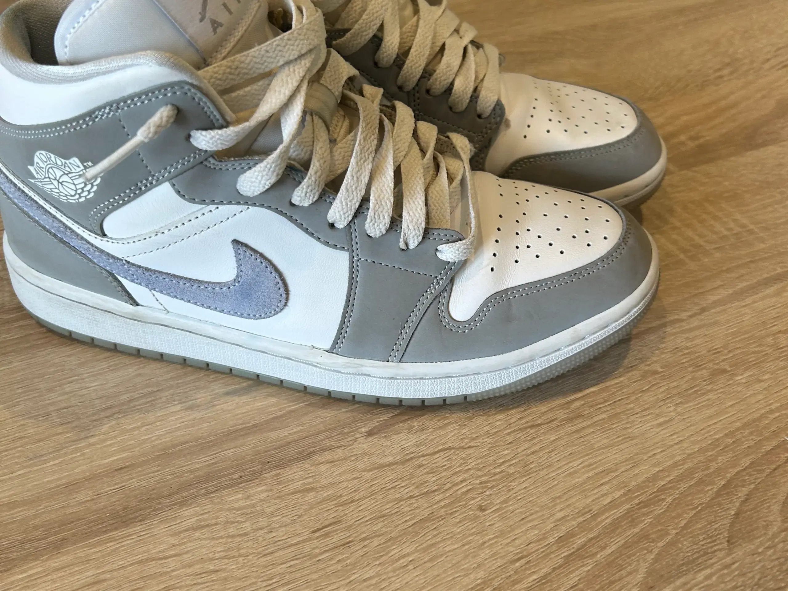 Nike Air Jordan 1 Mid Wolf Grey