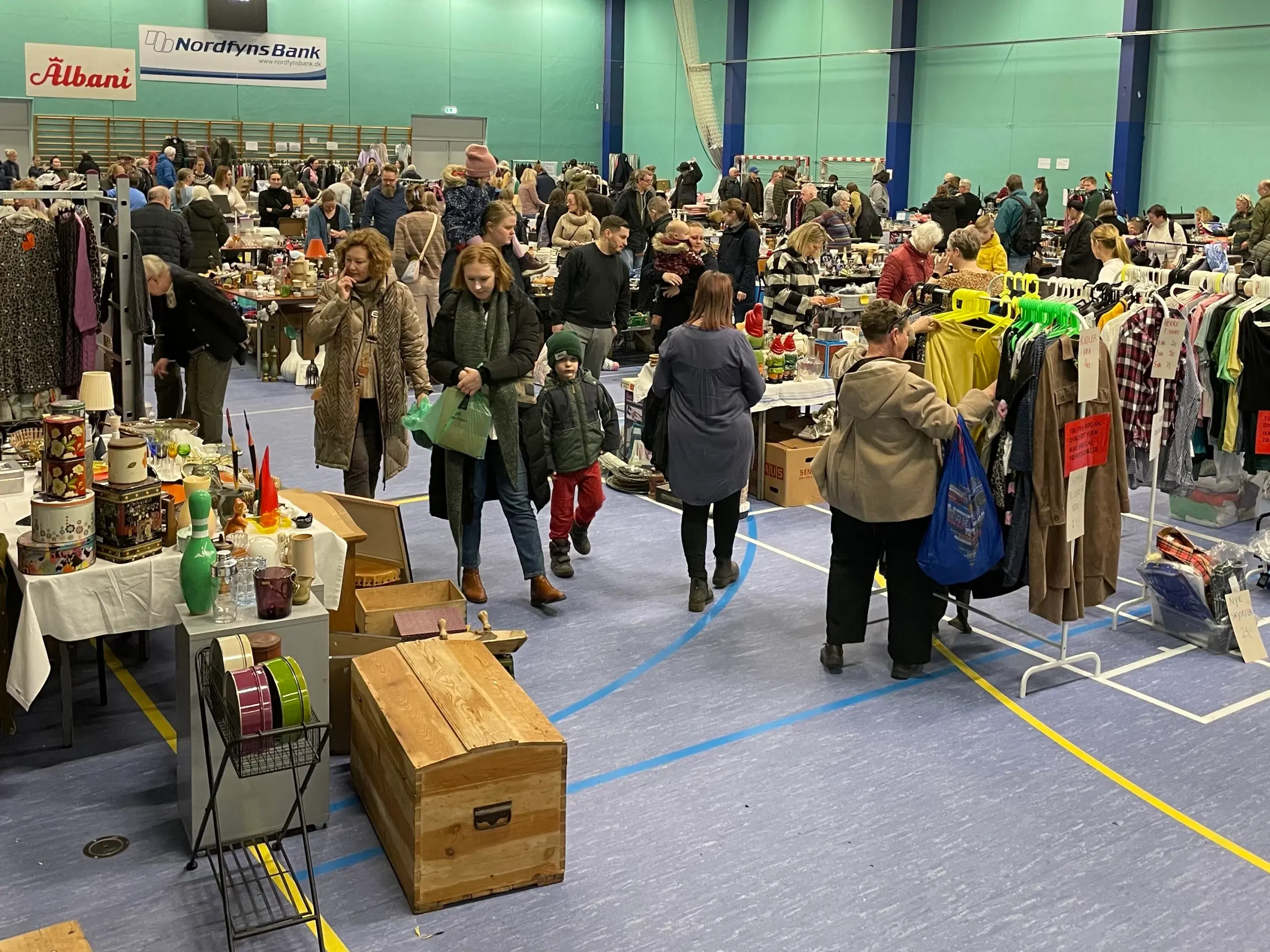 Loppemarked i Bolbrohallen Odense søndag 1 Sep