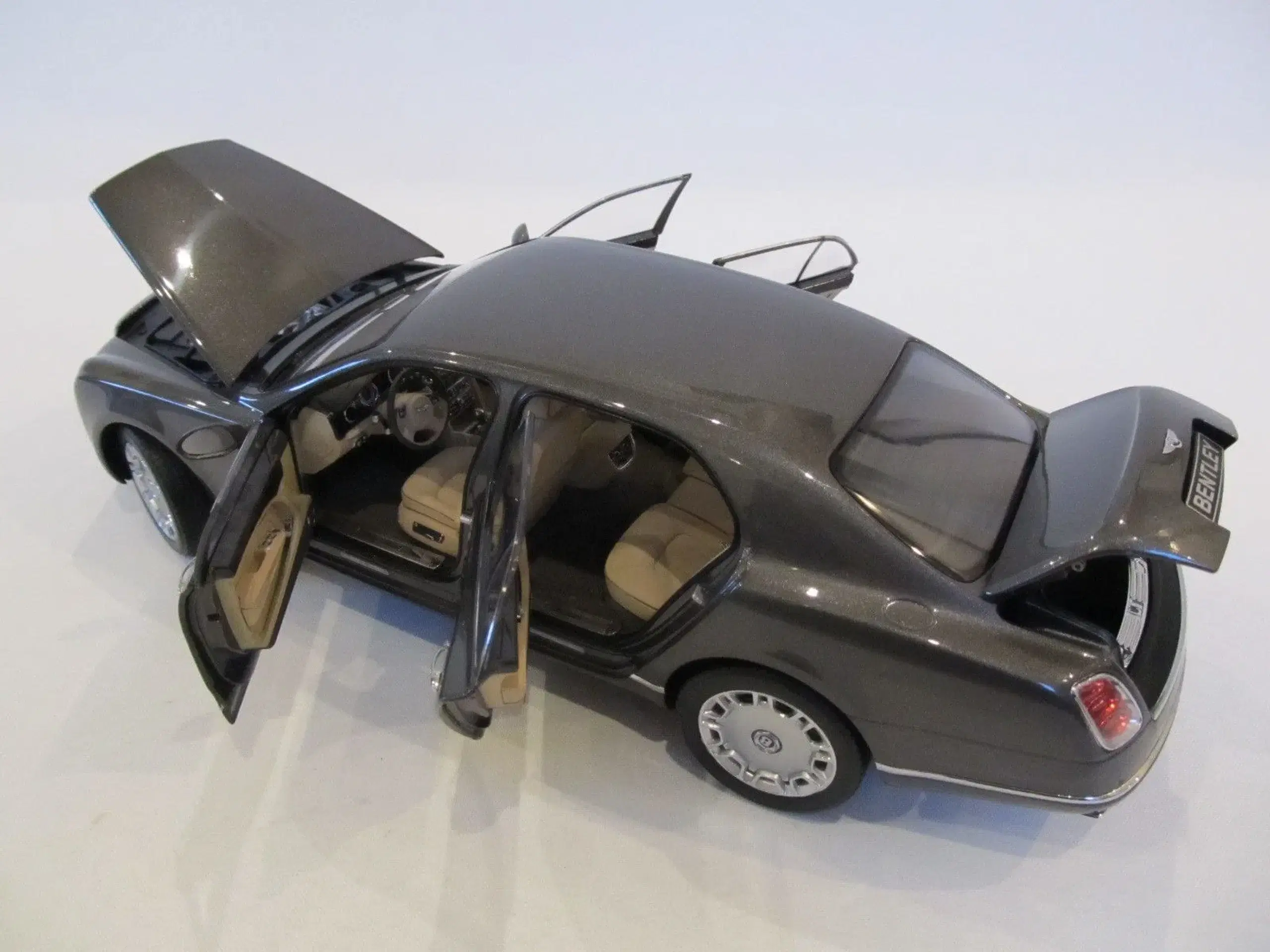 2010 Bentley Mulsanne 1:18  - MINICHAMPS