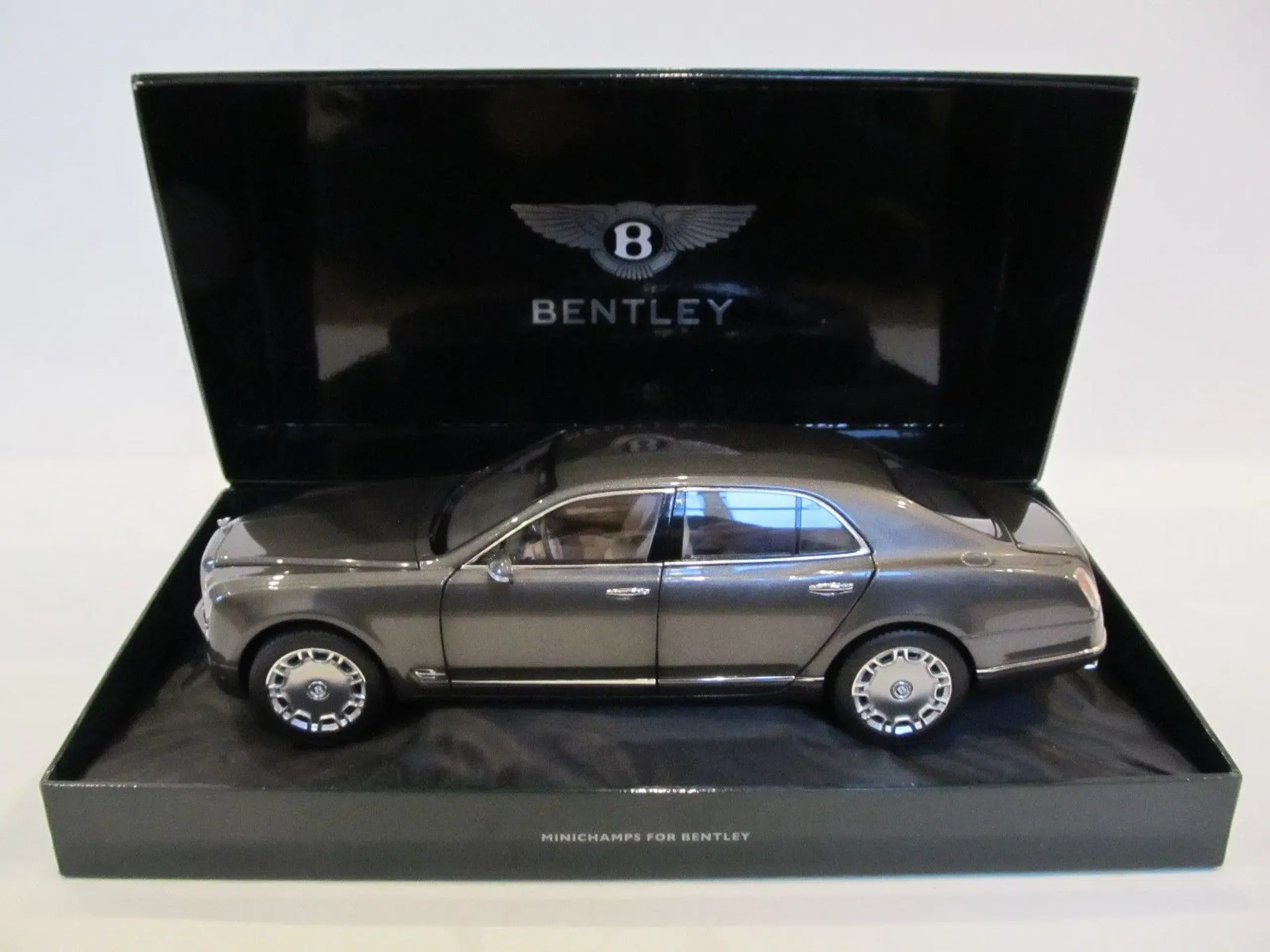 2010 Bentley Mulsanne 1:18  - MINICHAMPS