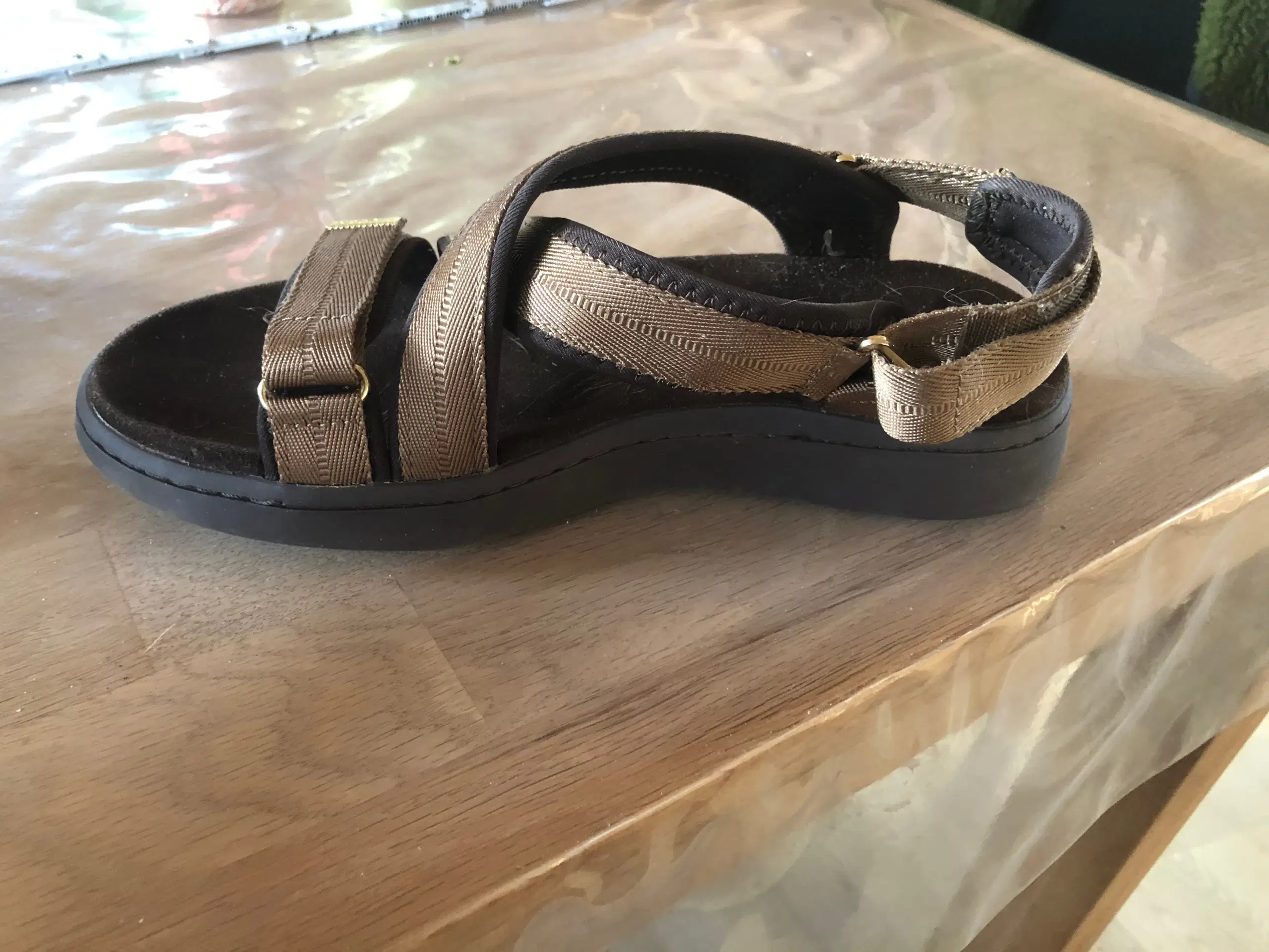 Woden sandal