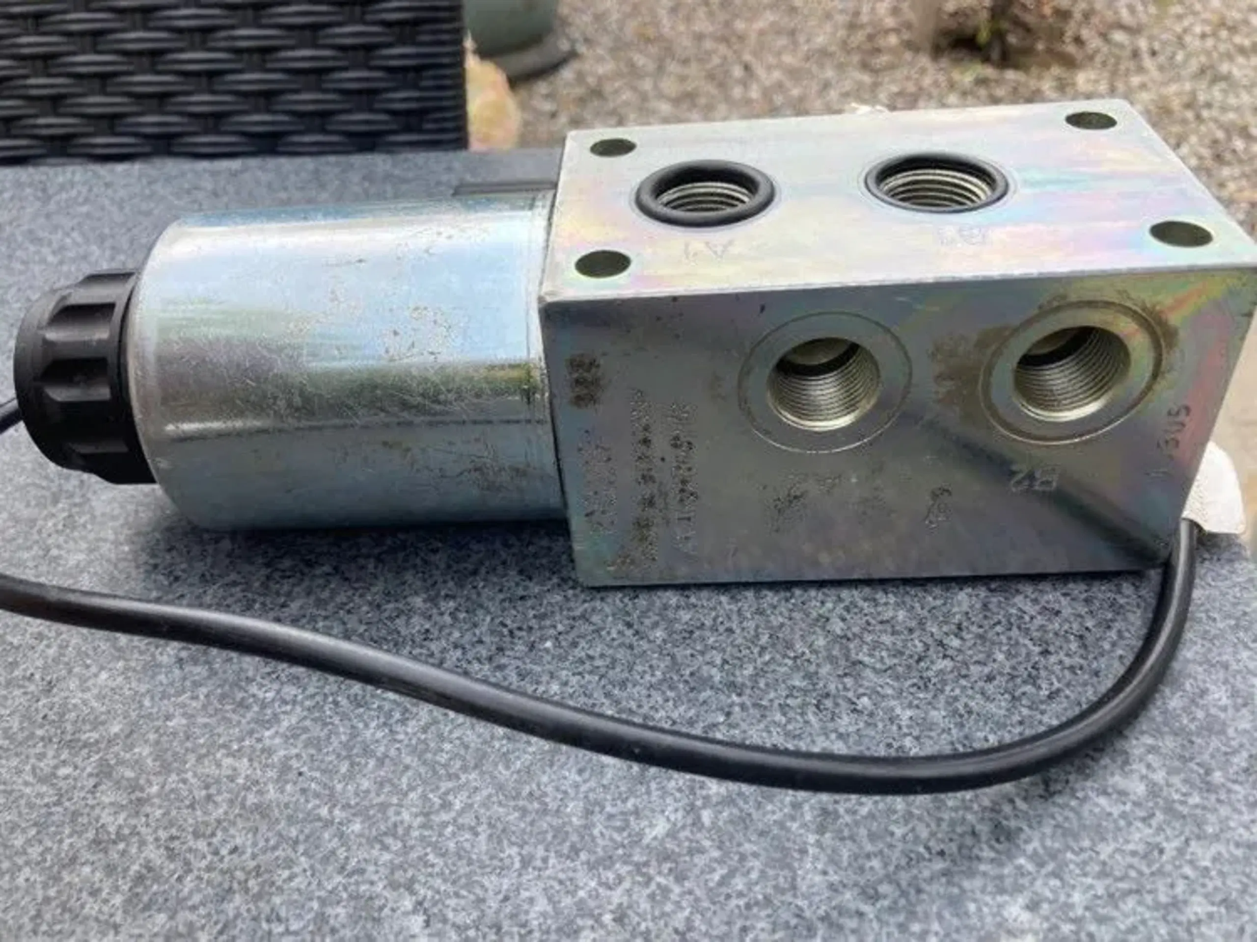 Hydraulisk omskifter ventil til blok