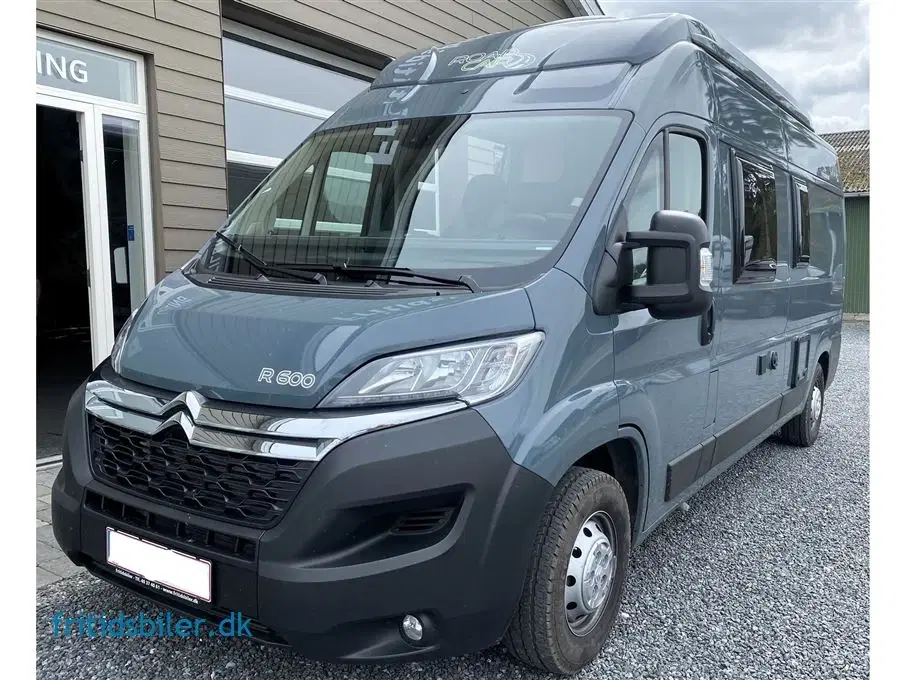 2023 - RoadCar R 600 140 Hk   Roadcar R600 Med hævetag og plads til 4 personer sovende den perfekte campervan til familien der vil opleve verdenen