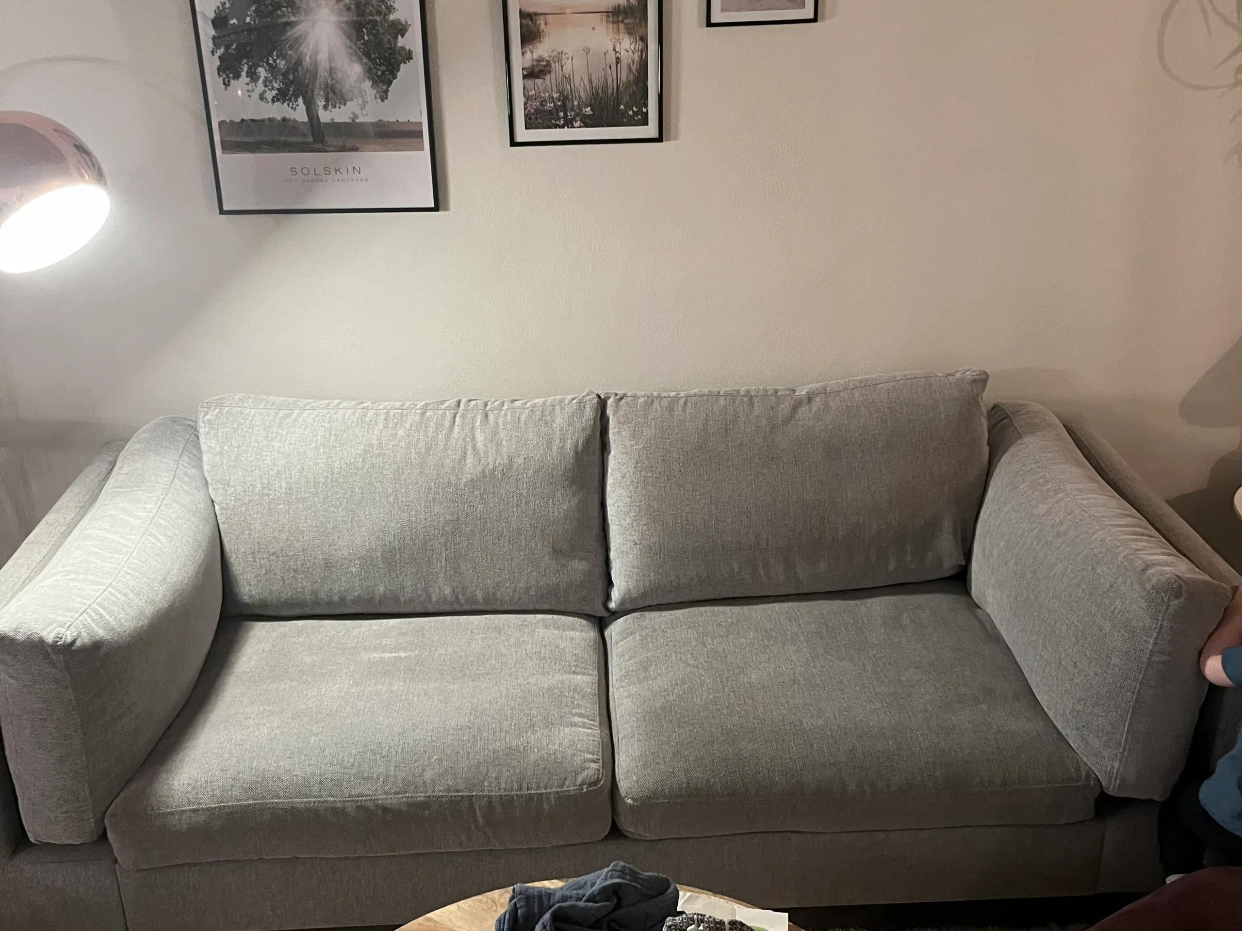 2 personers grå sofa i stof