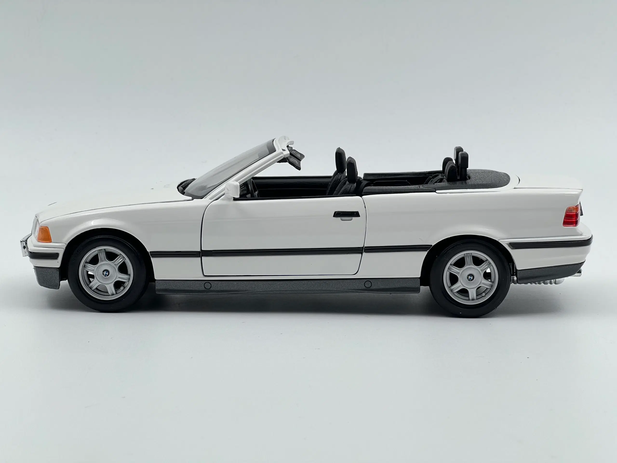 1993 BMW 325i Cabriolet E36 - 1:18