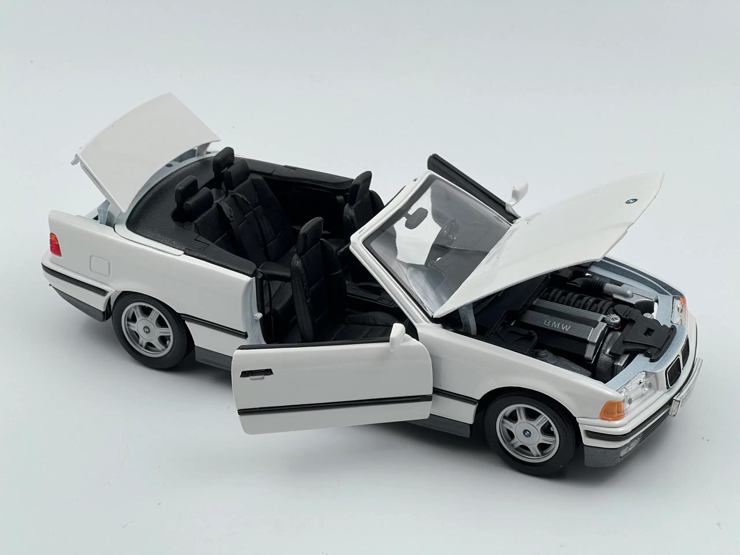 1993 BMW 325i Cabriolet E36 - 1:18