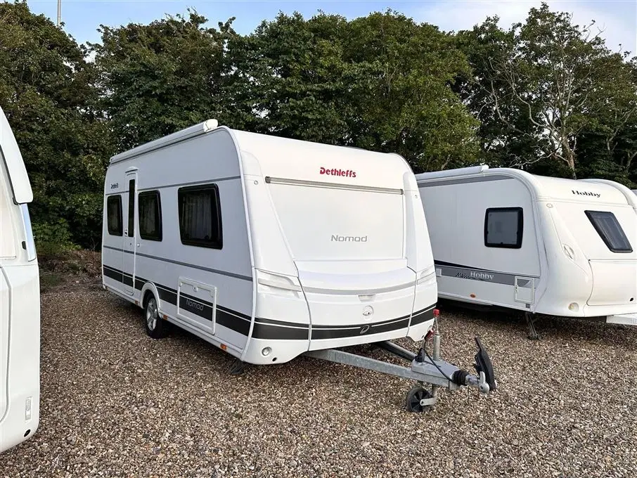 2016 - Dethleffs Nomad 500 FR   Stilfuld campingvogn