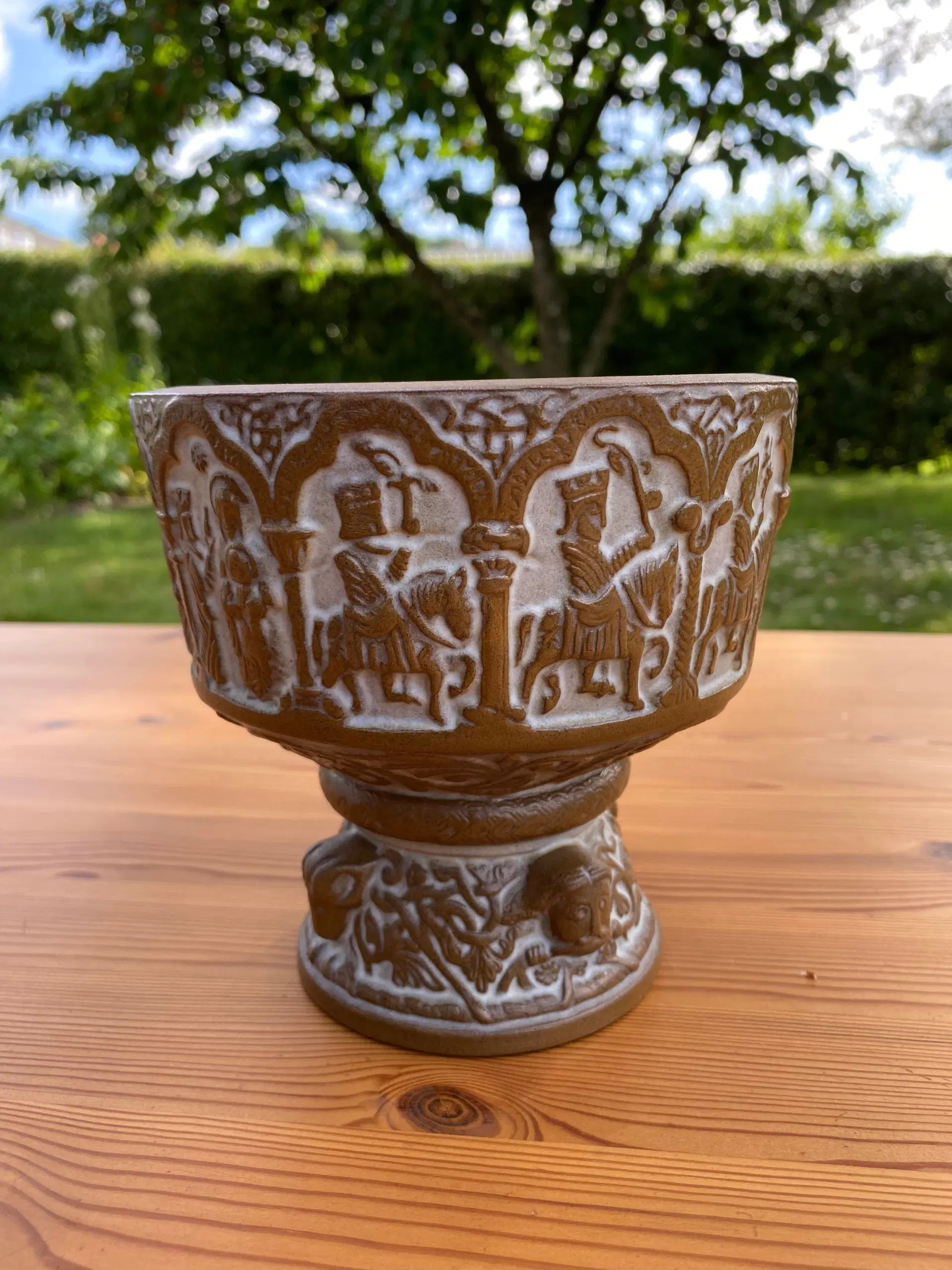 Døbefont i keramik