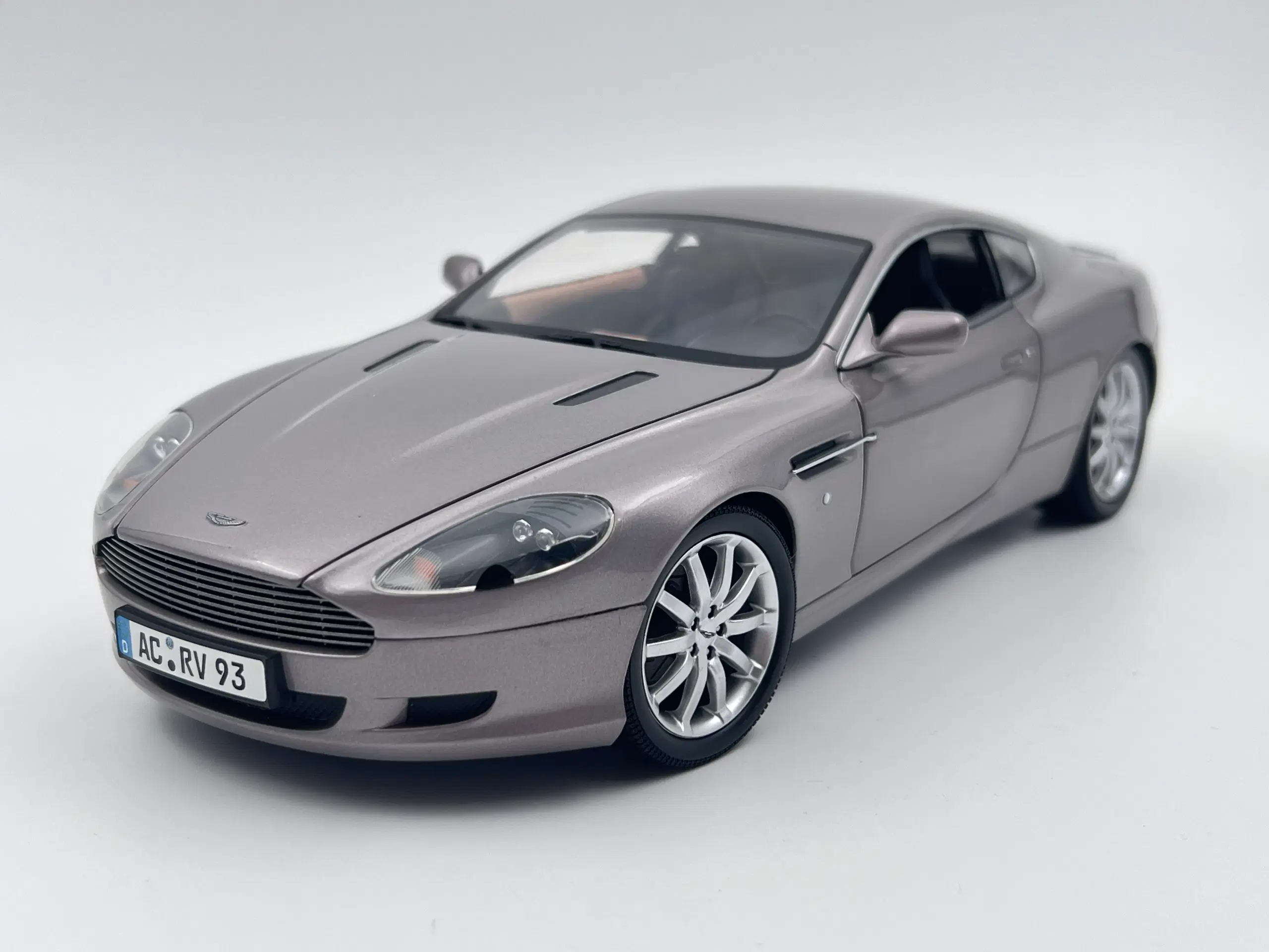 2003 Aston Martin DB9 Coupe - MINICHAMPS - 1:18