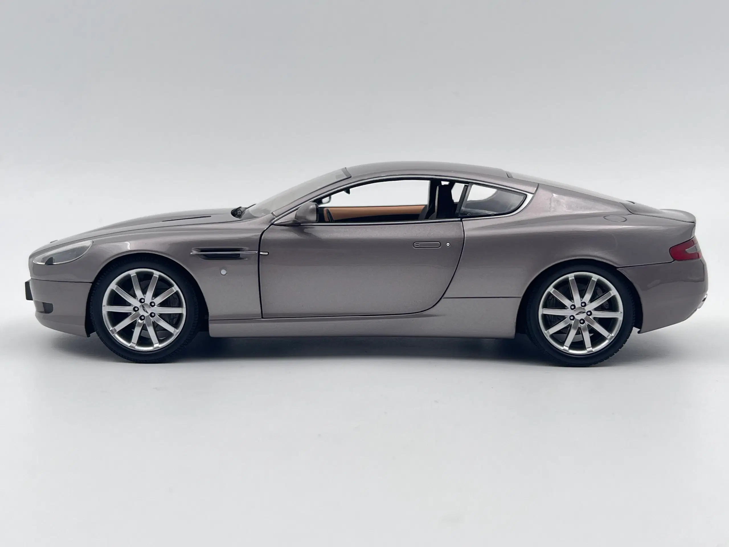 2003 Aston Martin DB9 Coupe - MINICHAMPS - 1:18