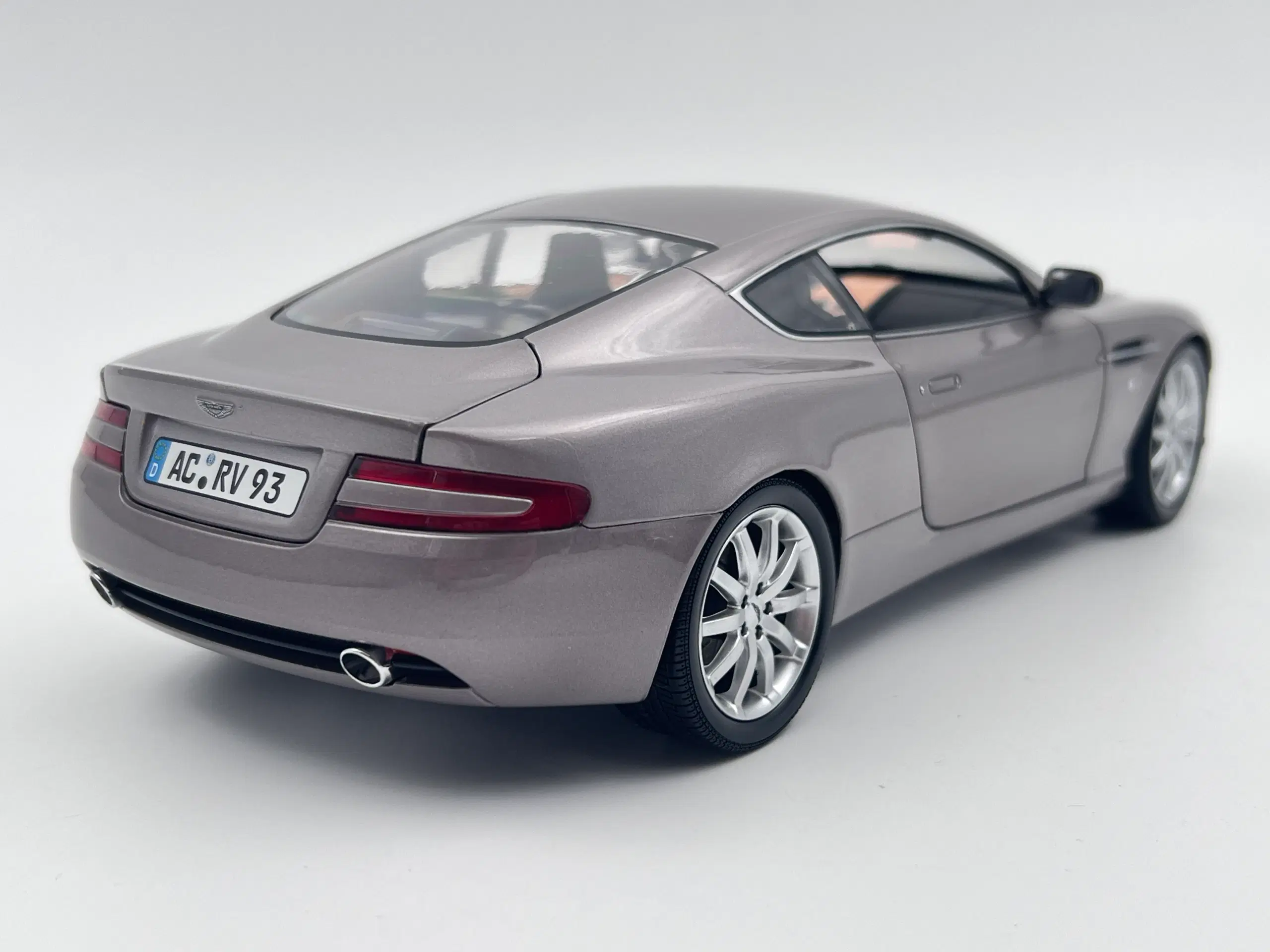 2003 Aston Martin DB9 Coupe - MINICHAMPS - 1:18