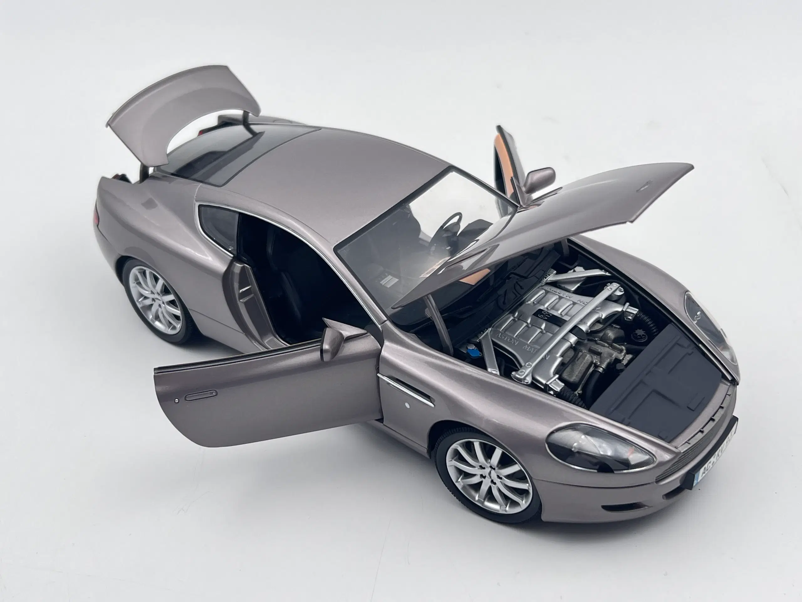 2003 Aston Martin DB9 Coupe - MINICHAMPS - 1:18