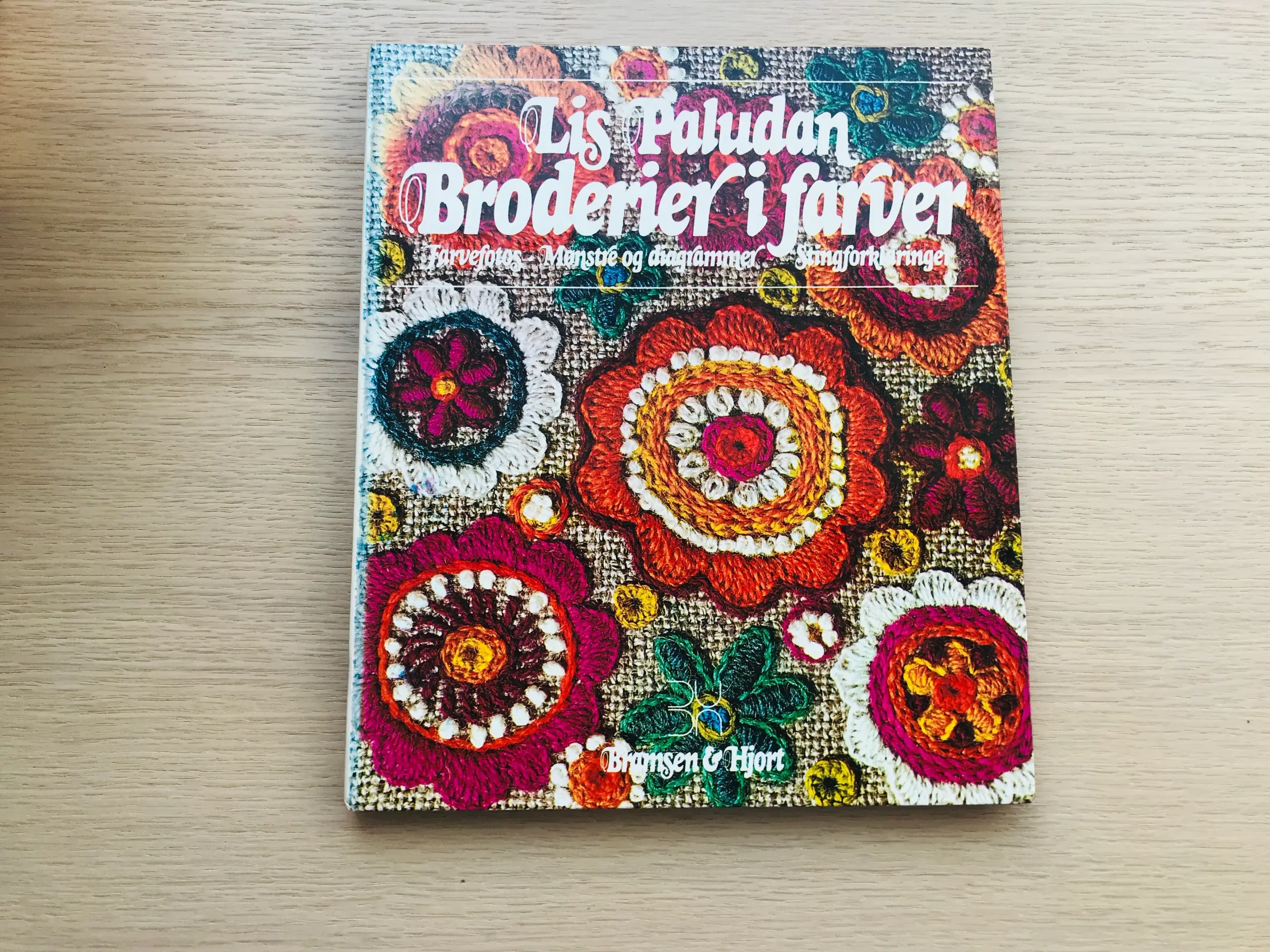 Broderier i farver - Lis Paludan