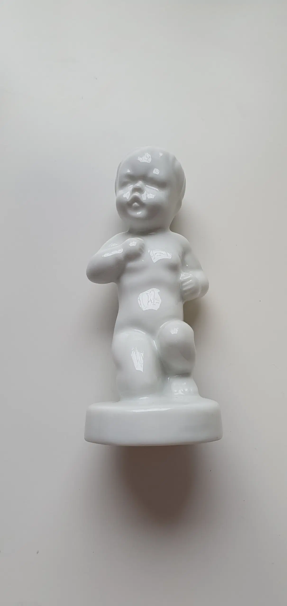 Hvid porcelænsfigur barn på knæ