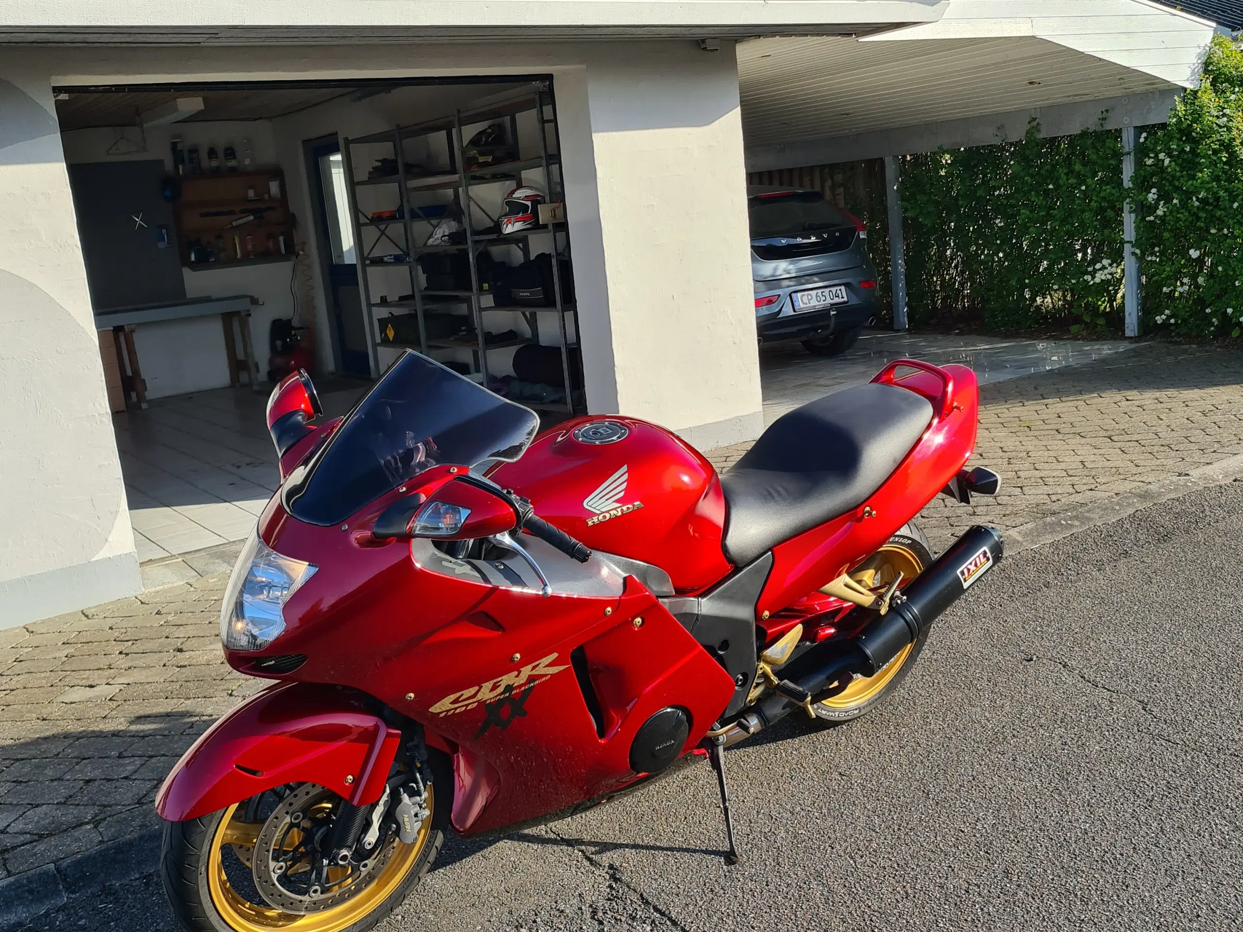 Honda cbr1100xx super blackbird