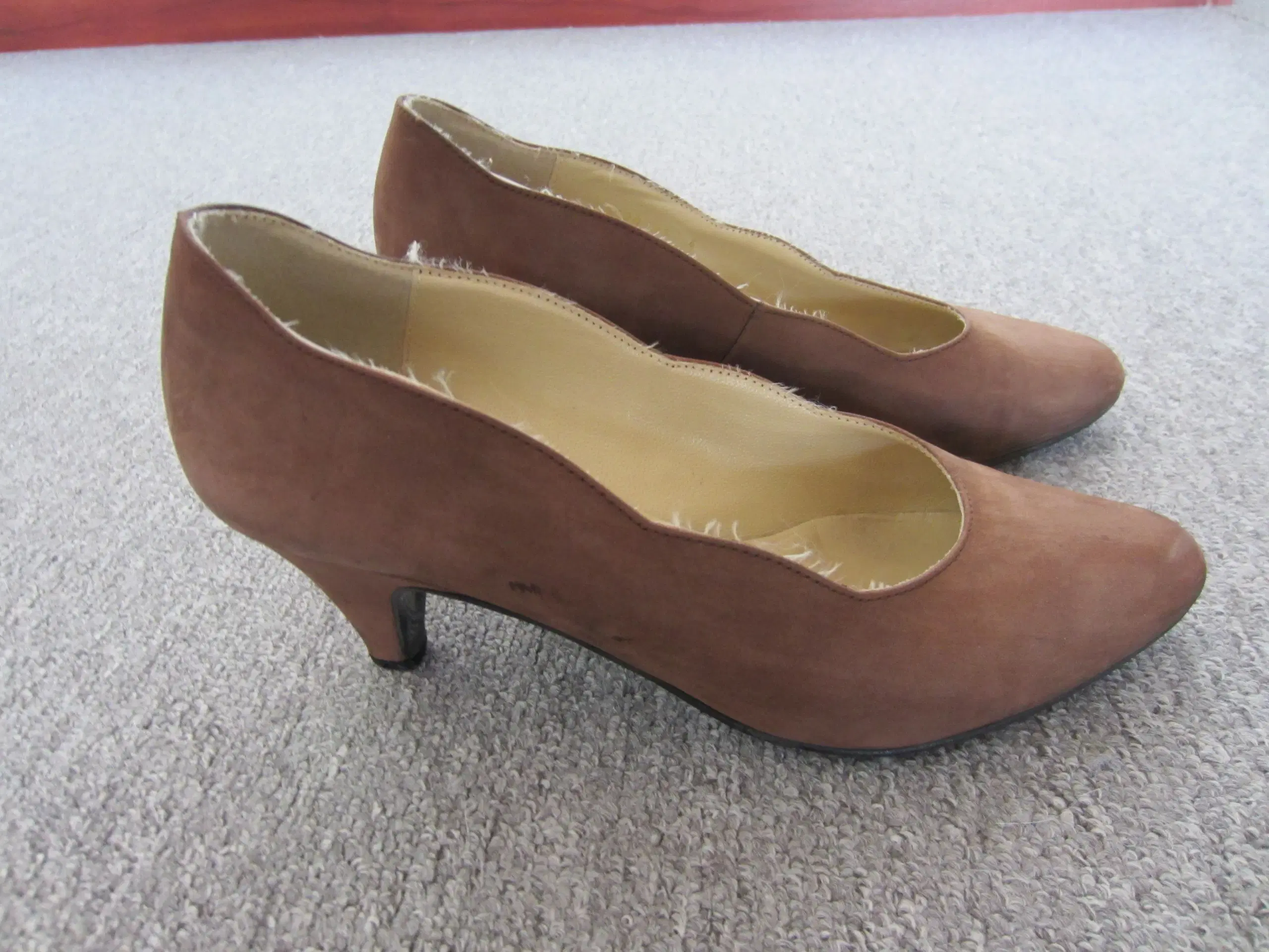 Smarte lys brune pumps i str 37