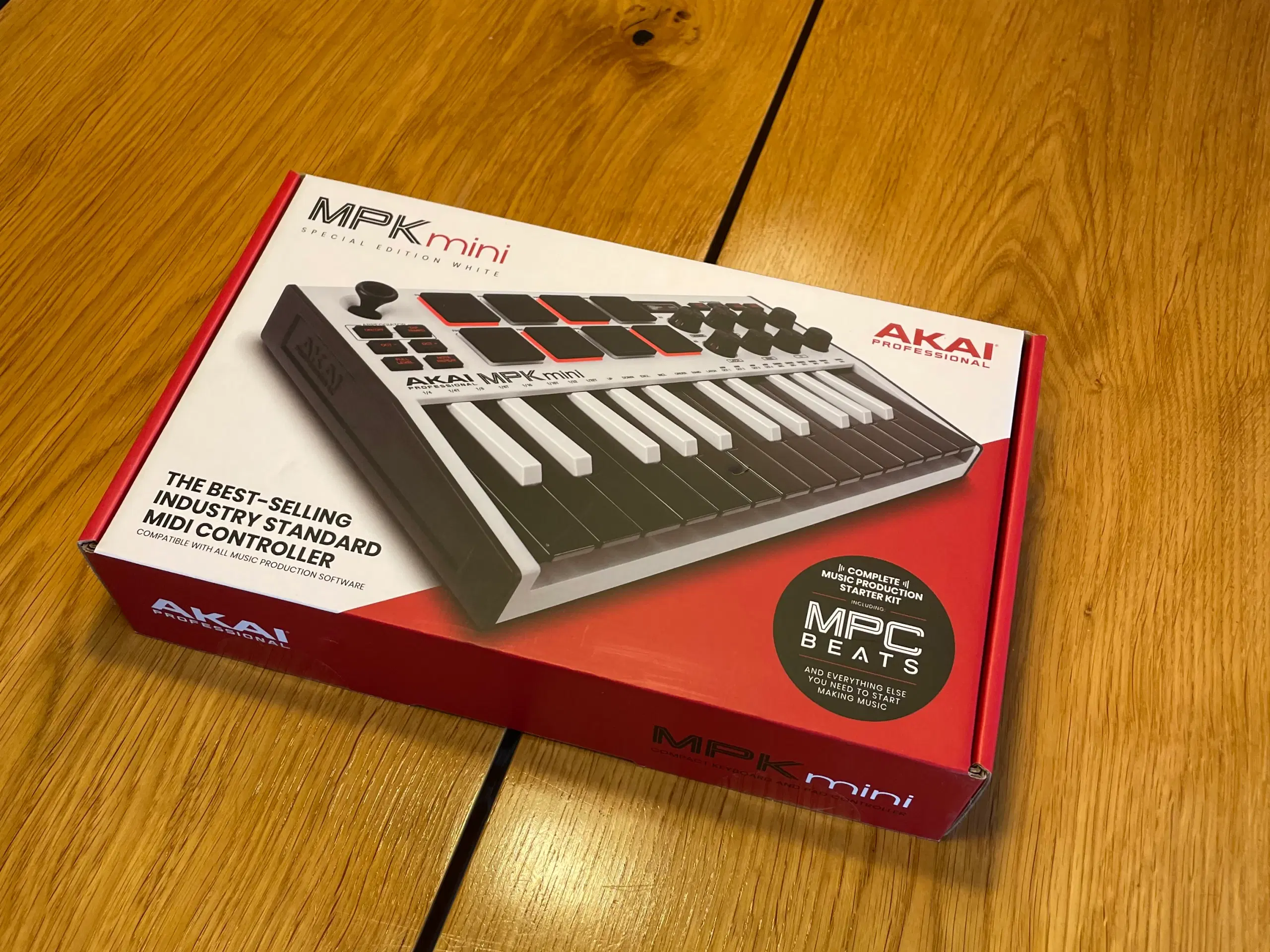 Solostudio lydkort og AKAI MPK mini i hvid