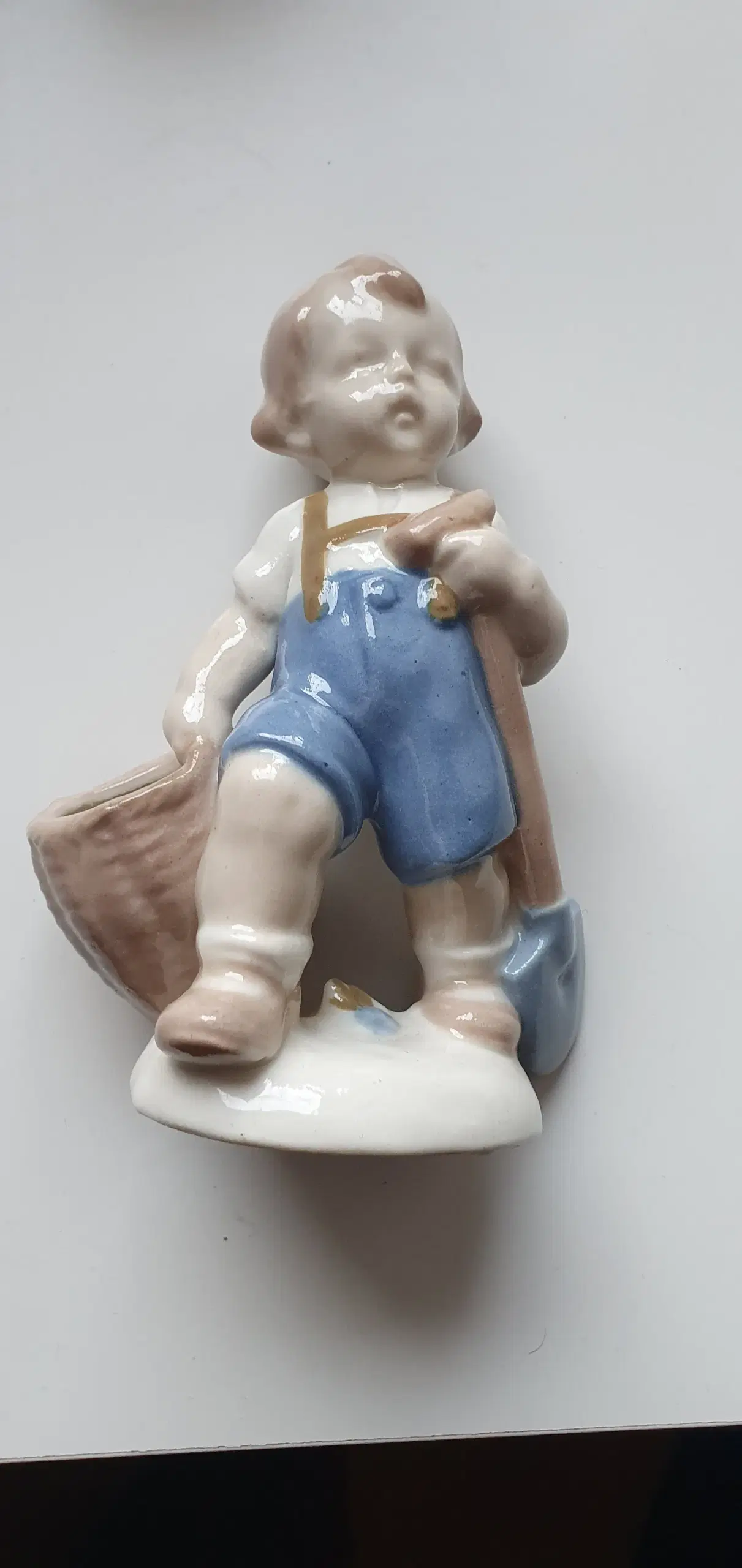 Porcelænsfigur - Dreng med skovl og kurv