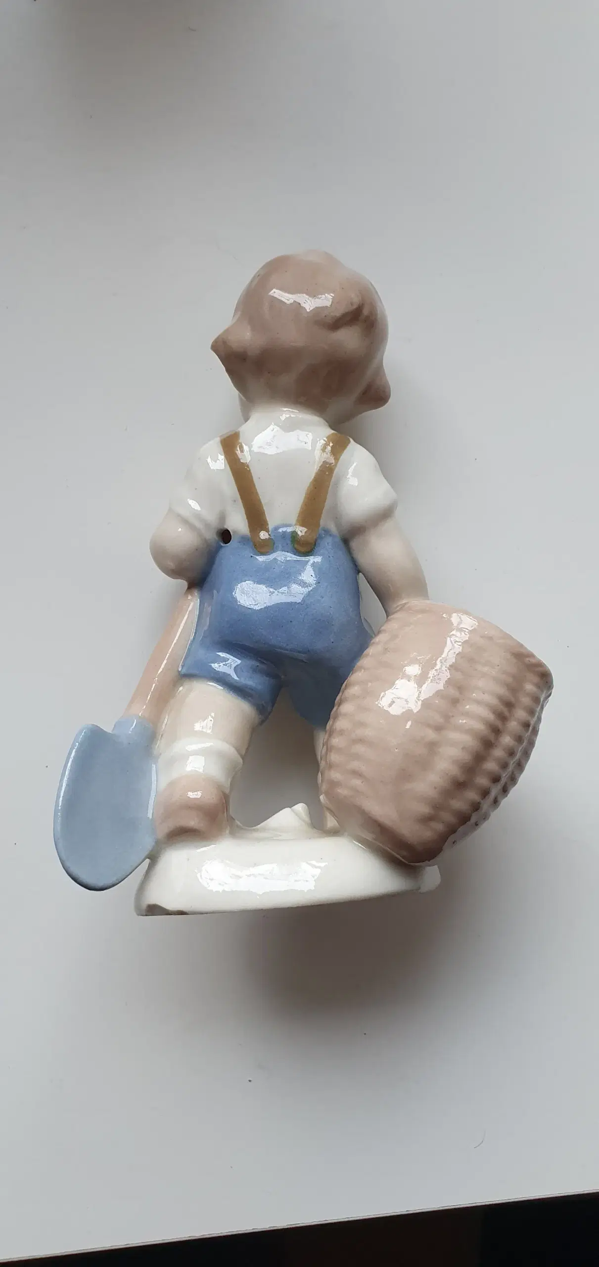 Porcelænsfigur - Dreng med skovl og kurv