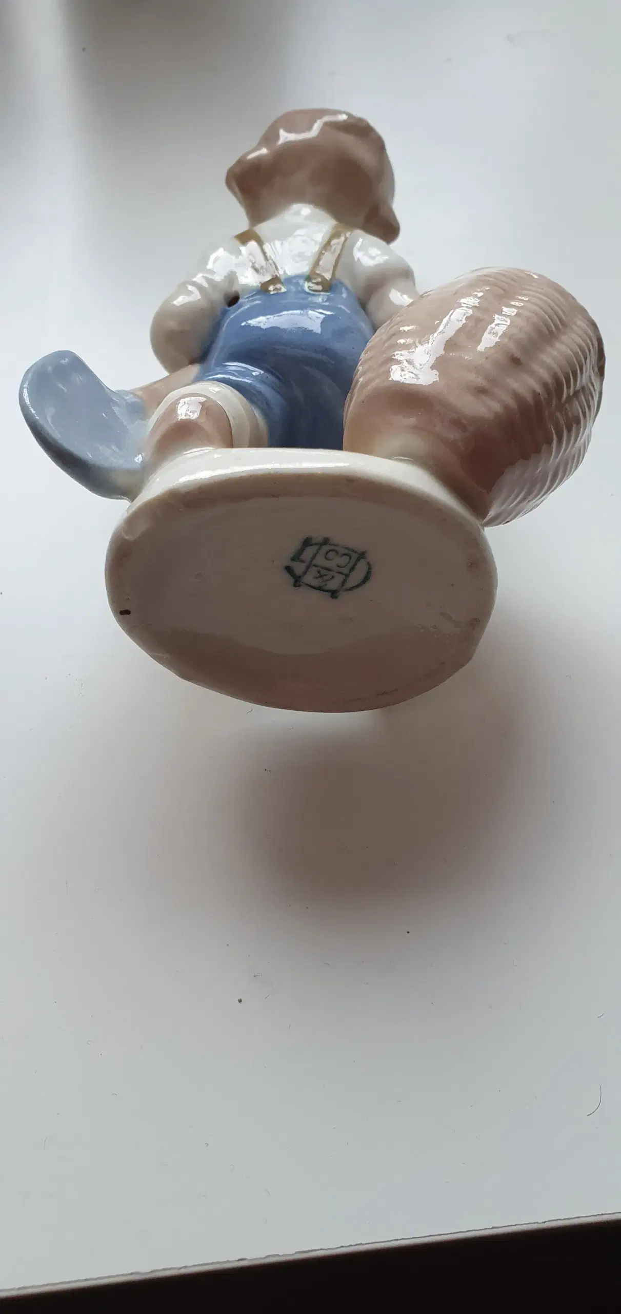 Porcelænsfigur - Dreng med skovl og kurv