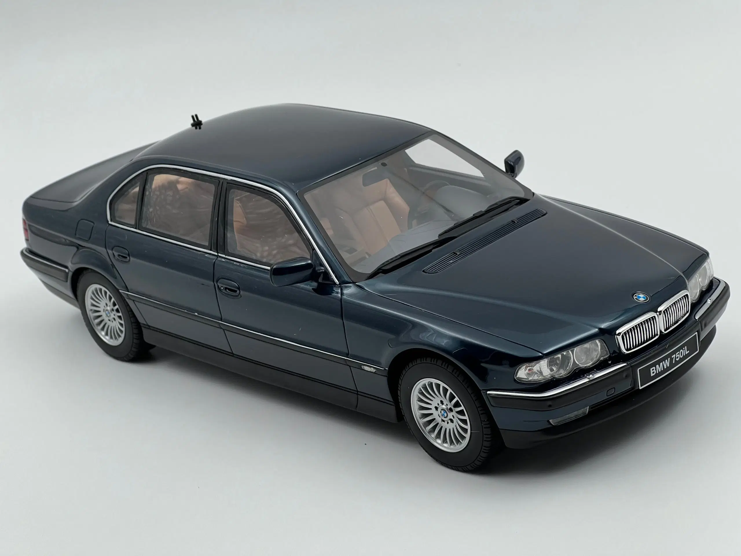 1995 BMW 750iL Limited Edition - 1:18