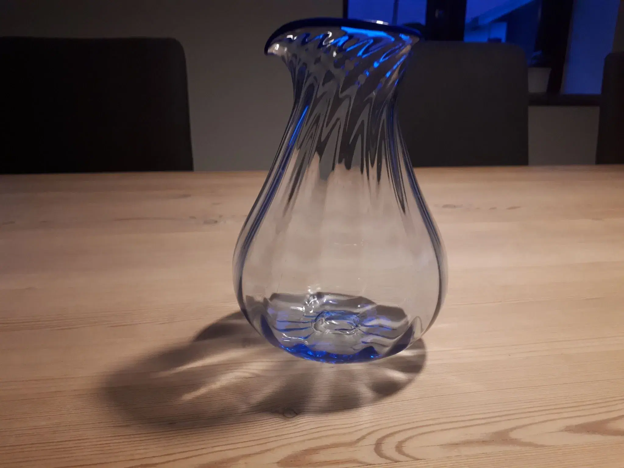 Glas kande eller vase håndpustet