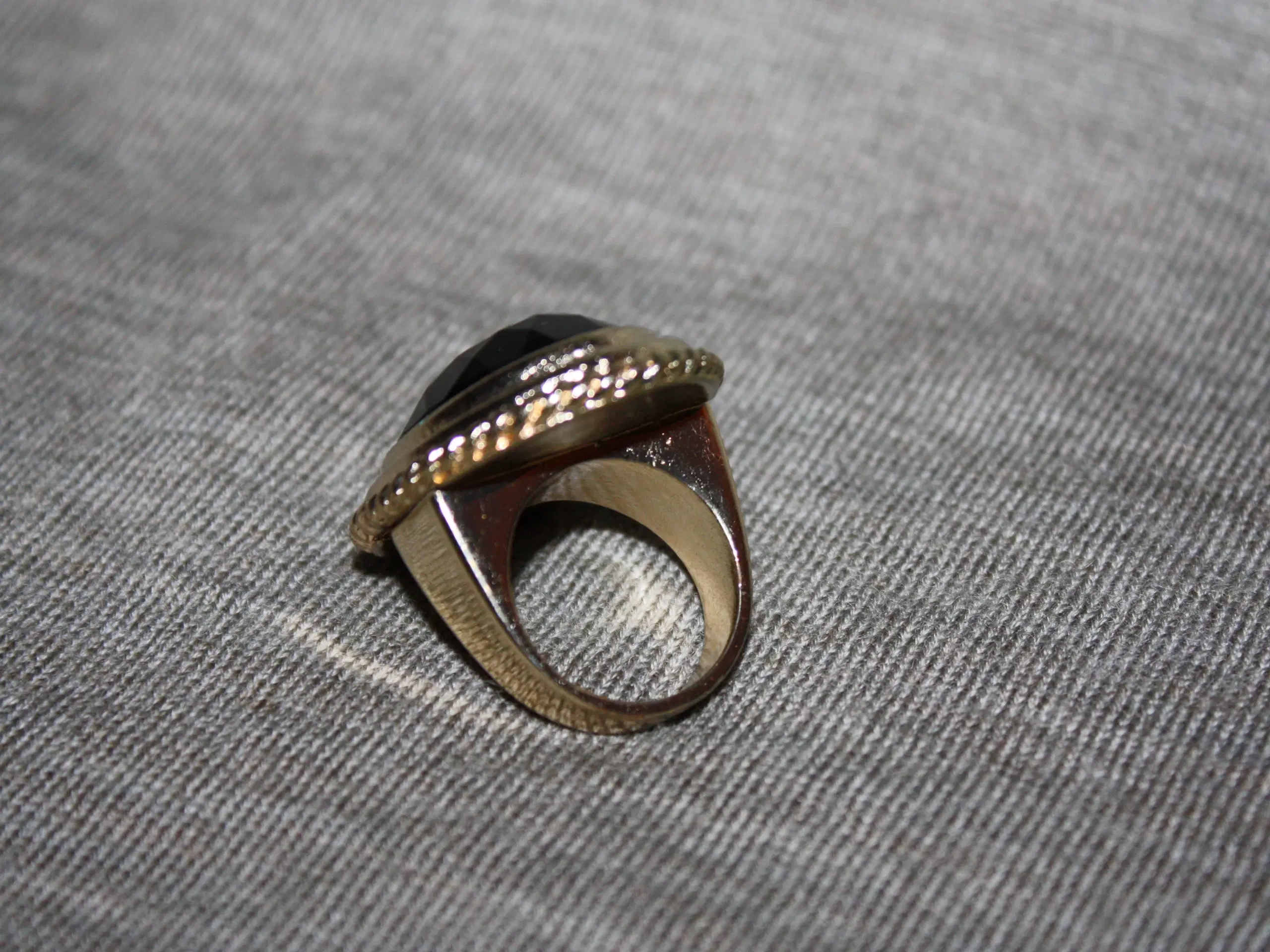 Ring diam 18 cm ved ikke noget om metal og sten