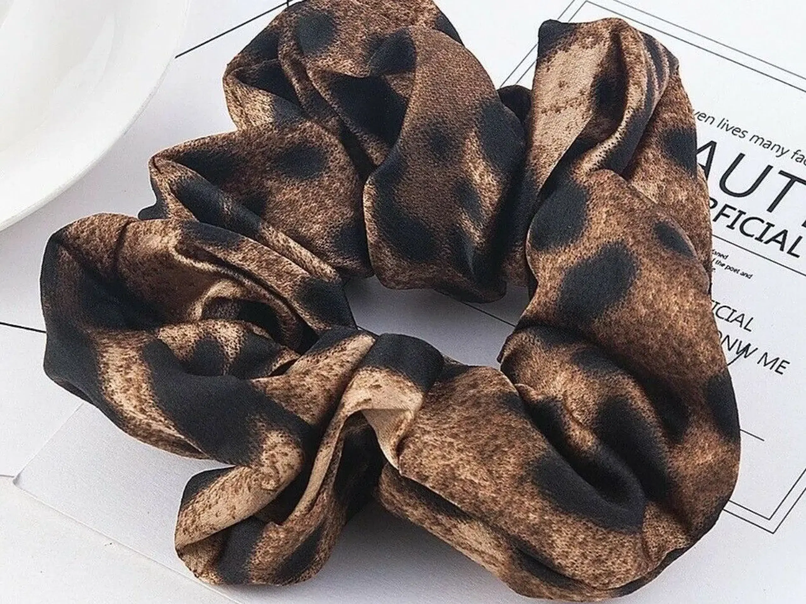 Leopard scrunchie hårelastik med leopard mønster