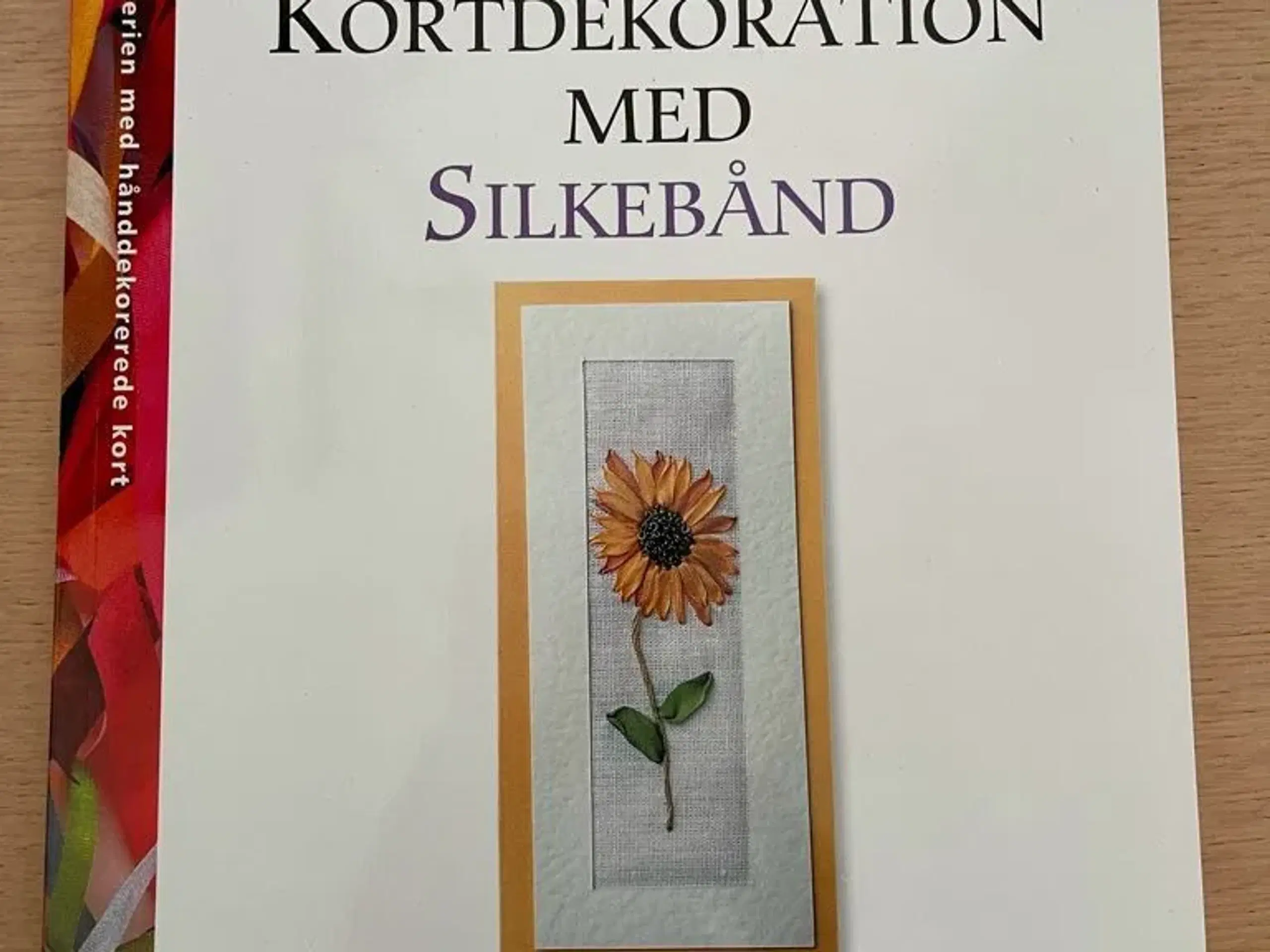 Kortdekoration med silkebånd - bog