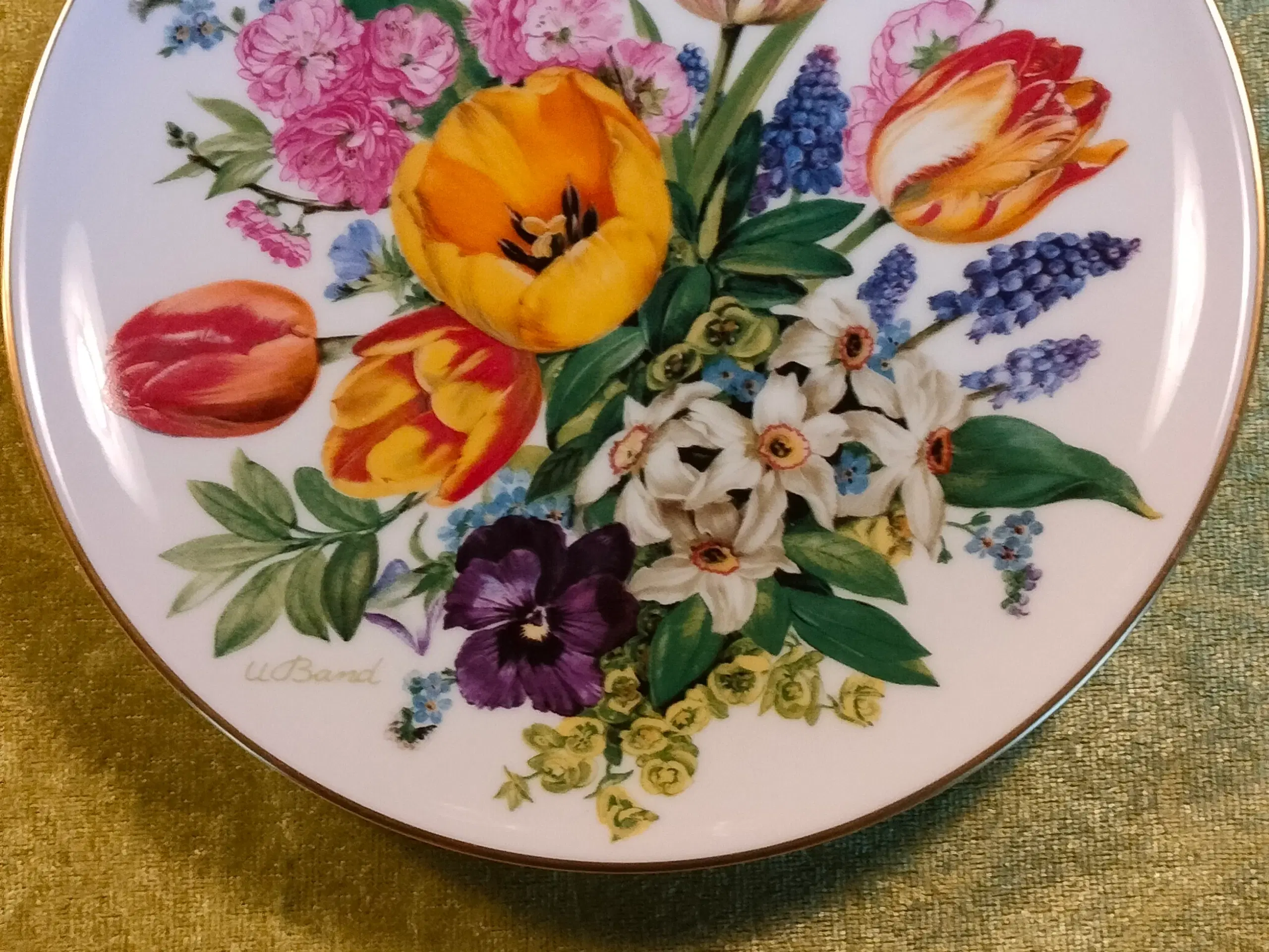 Porcelænsplatte fra Hutchenreuter m. blomstermotiv