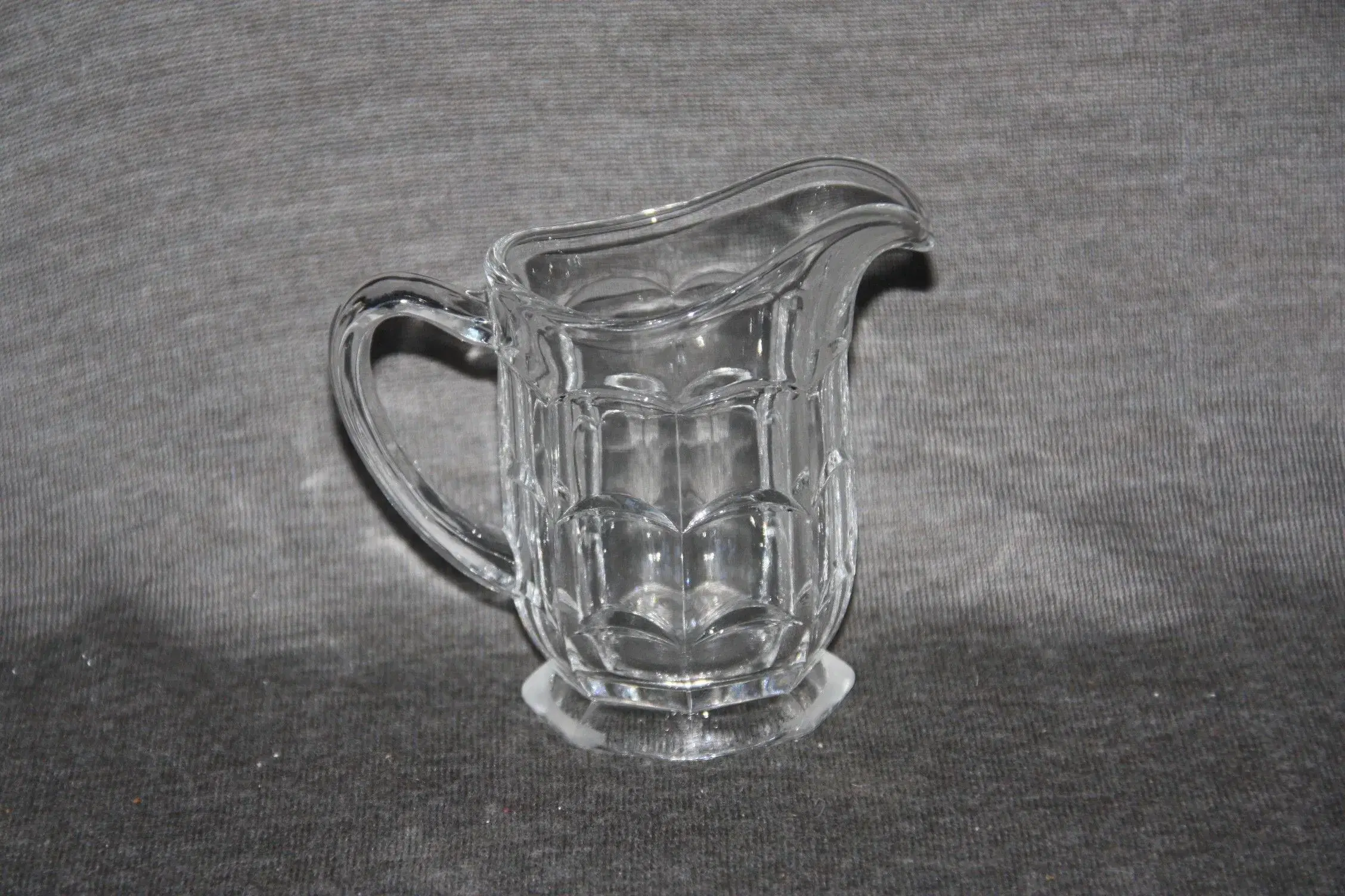 Yrsa vase i presset glas 17 cm