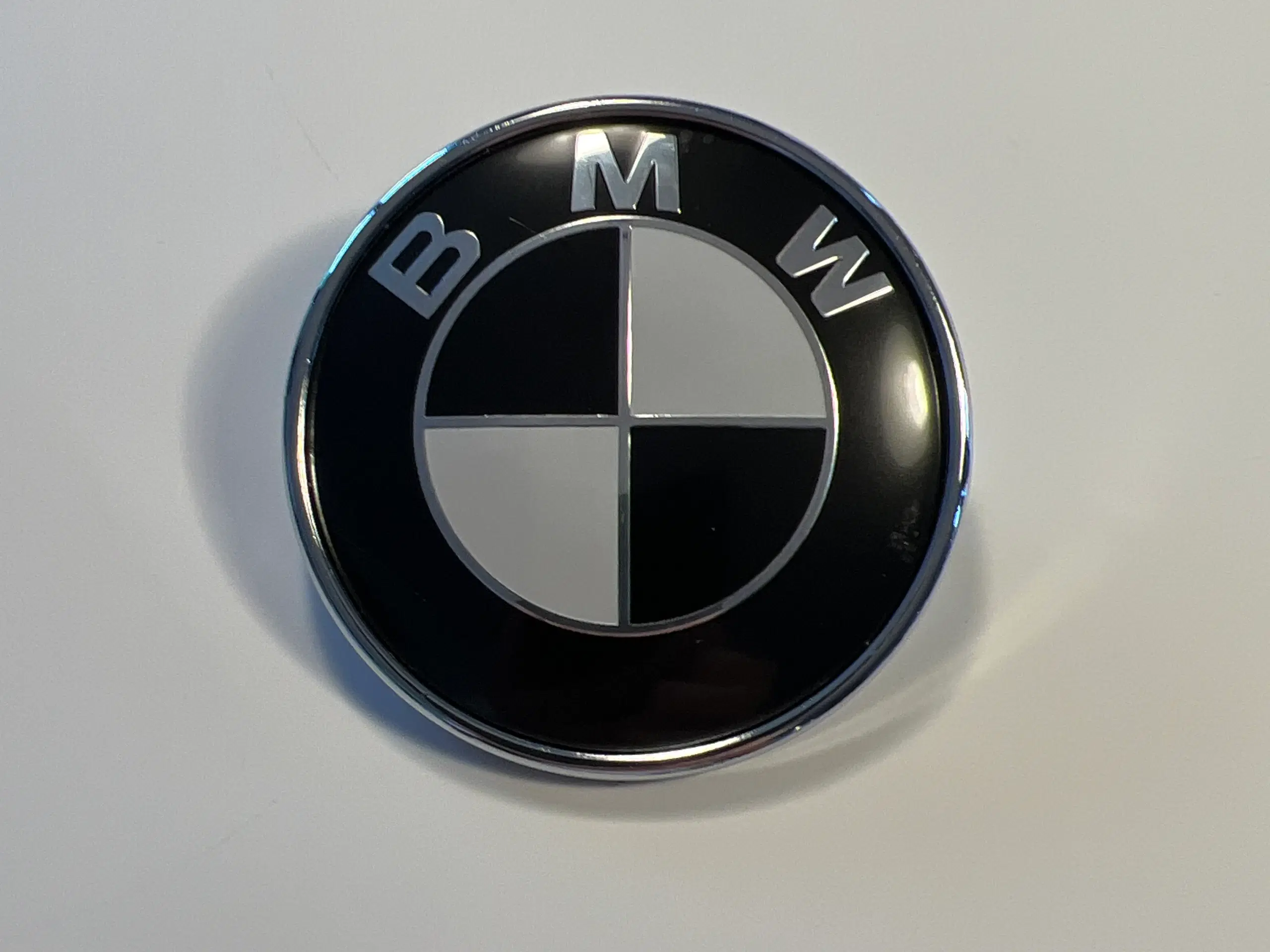 Bmw emblem 74mm  sort hvid farve