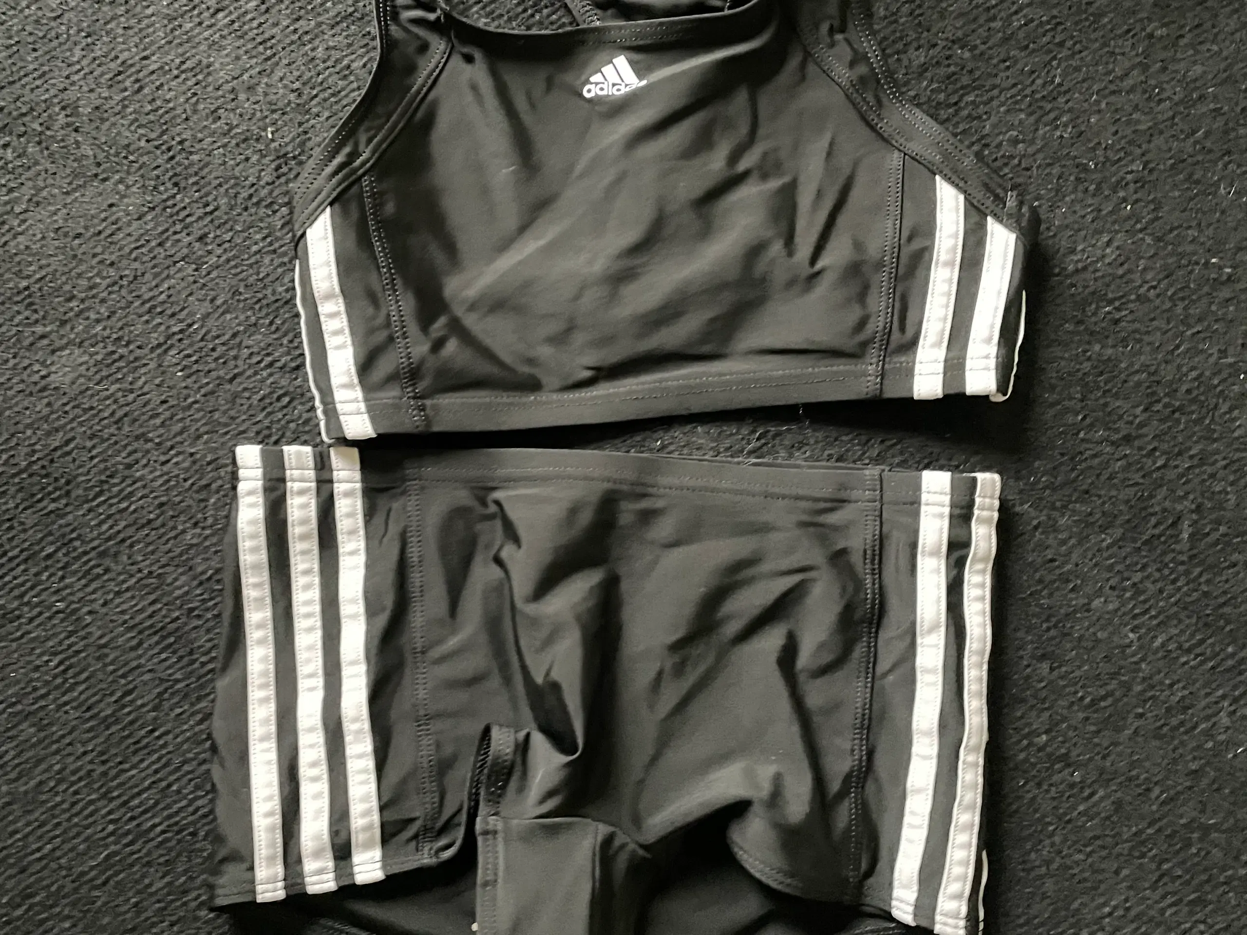 Adidas 2 delt badedragt str 164