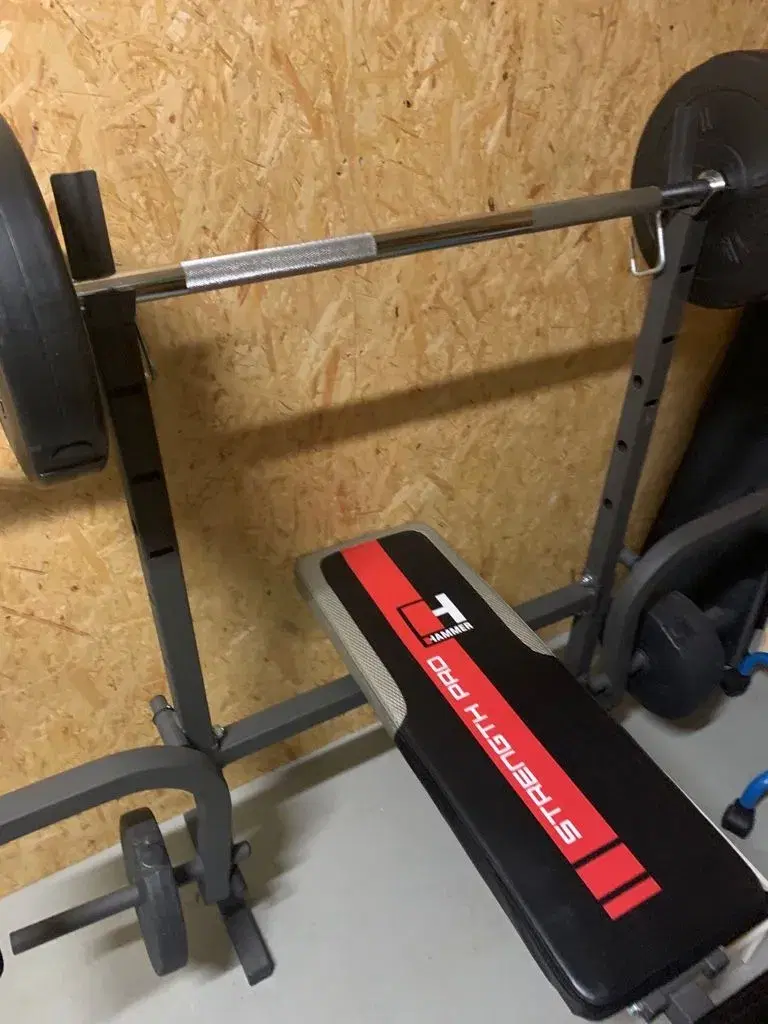 Træningsbænk med squat rack og vægte