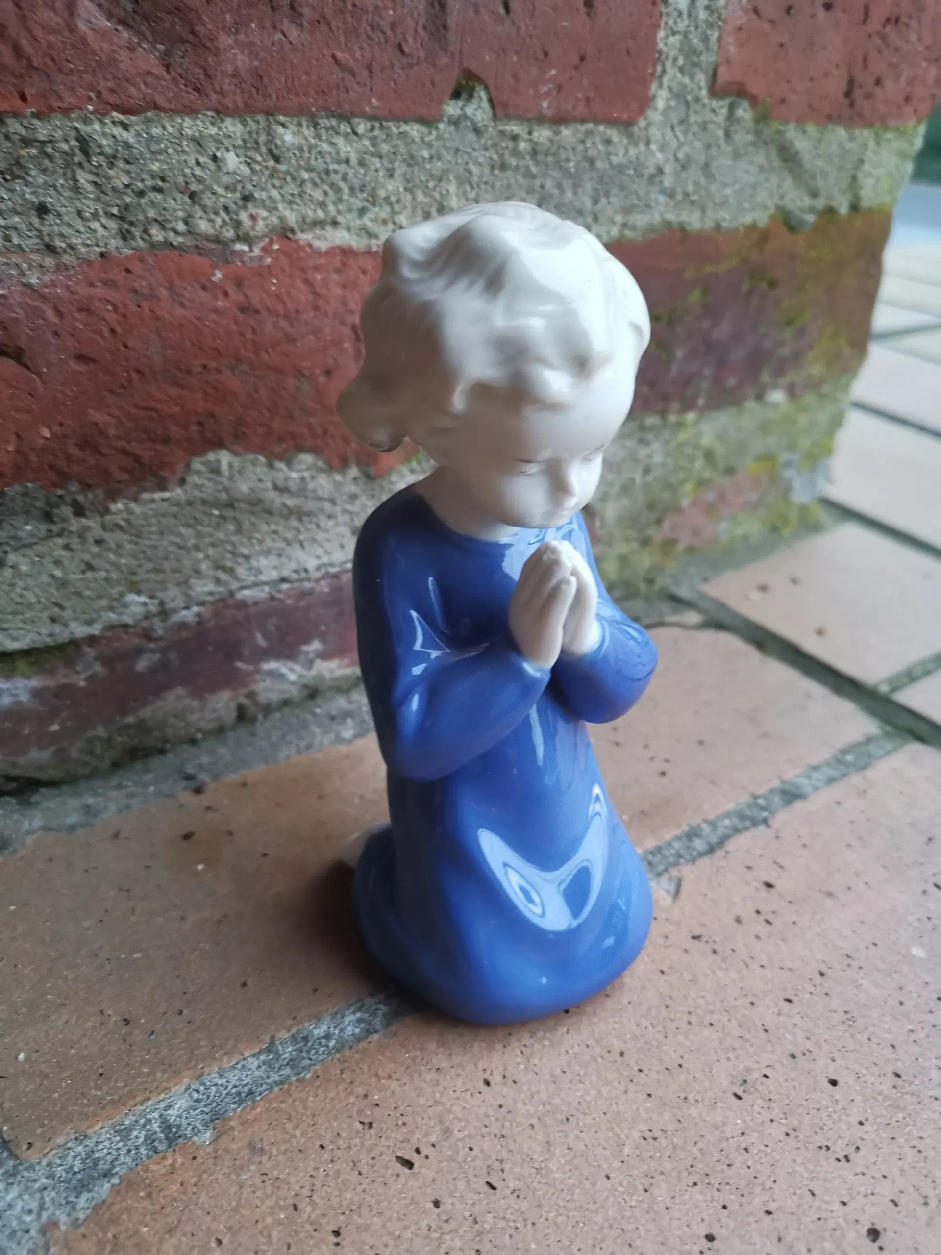 Barn der sigger og Beder Figur 12cm