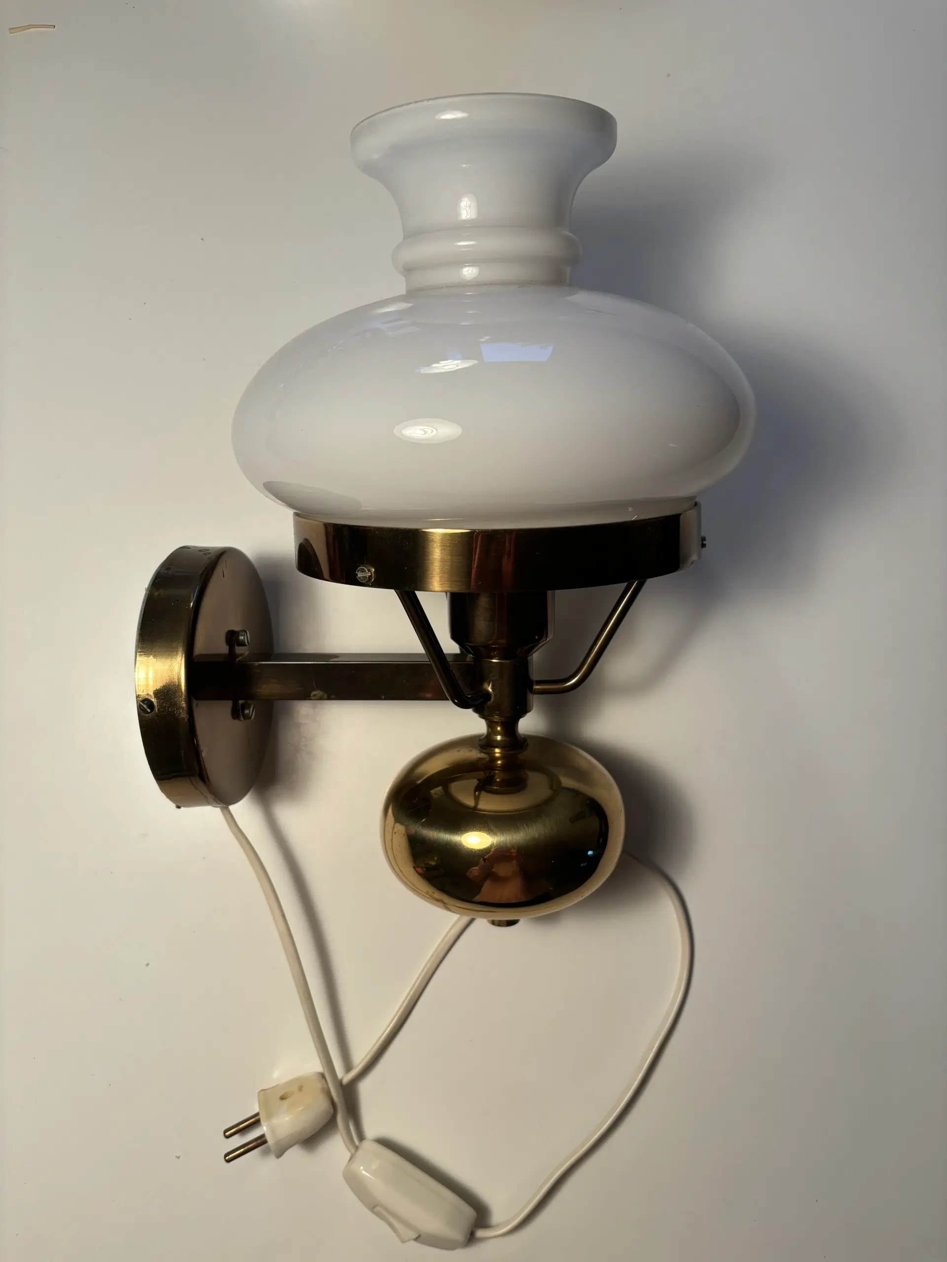 Messing lampe med Holmegaard kuppel