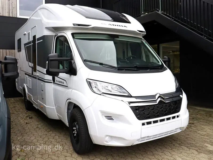 2023 - Adria Coral 650 DL   Velindrettet autocamper med enkeltsenge og mulighed for udvidelse