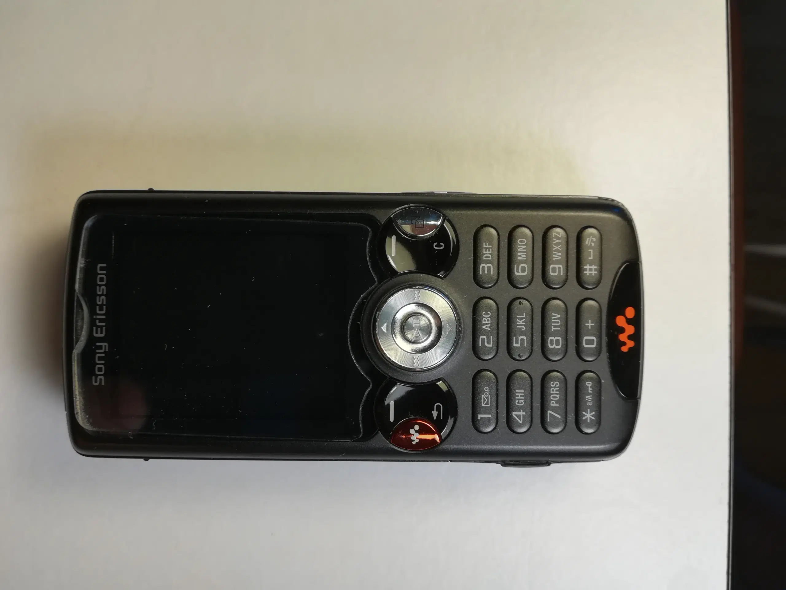 Sony Ericsson W810i walkman/mobiltelefon -velholdt