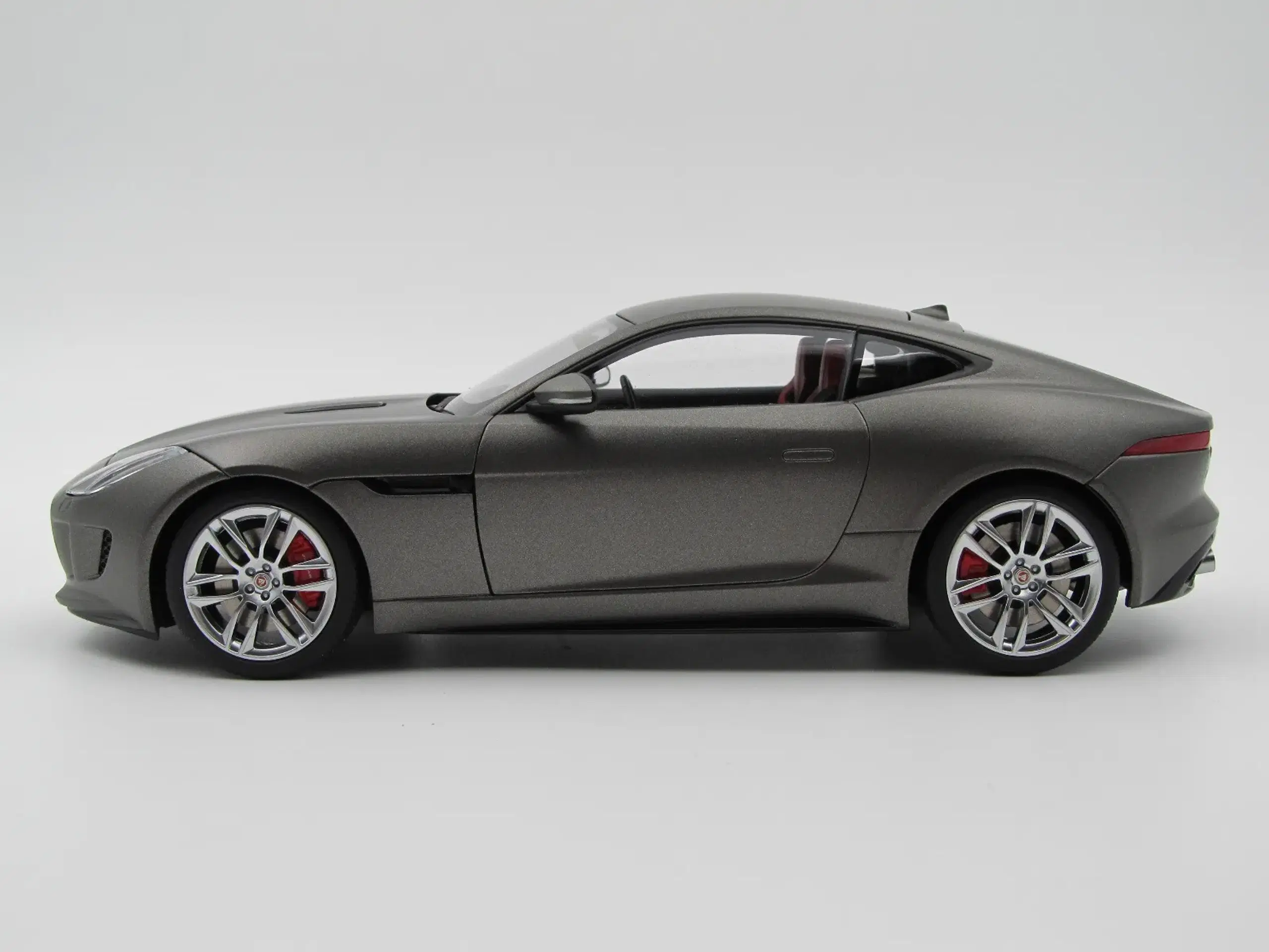 2015 Jaguar F-Type R - AUTOart - 1:18