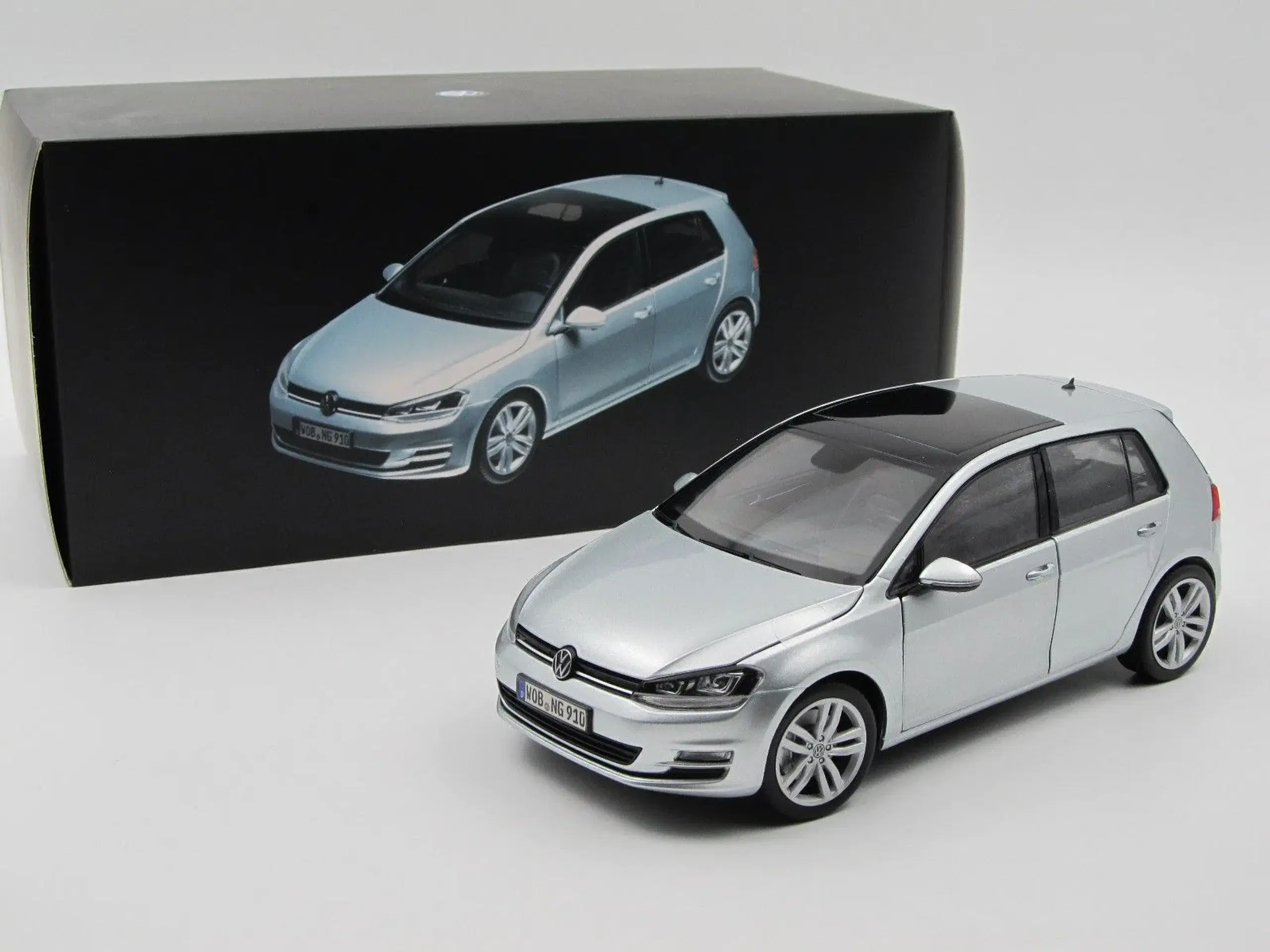 2013 VW Golf 7 / VII  Dealer Edition - 1:18