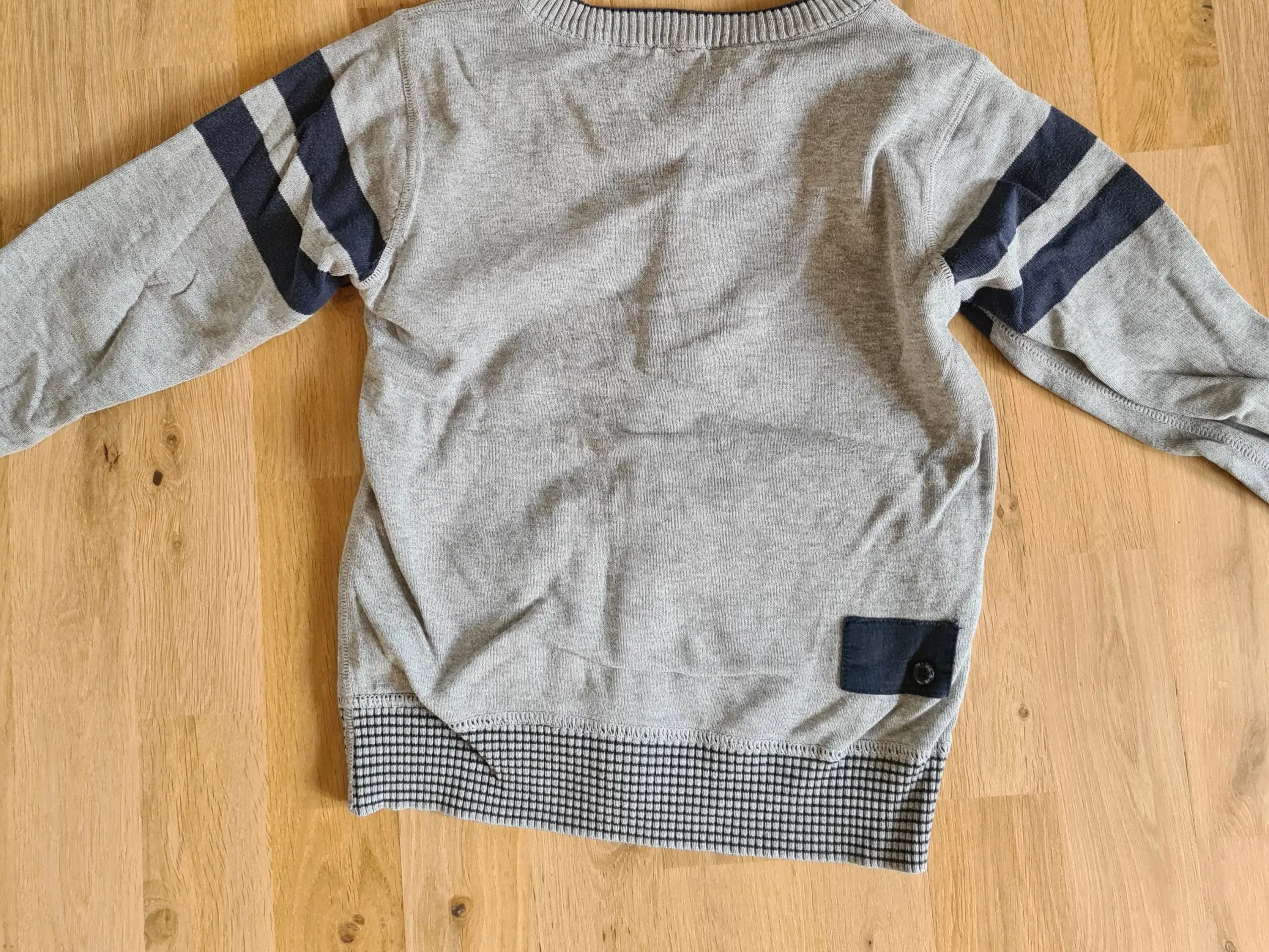 T-shirt og cardigan