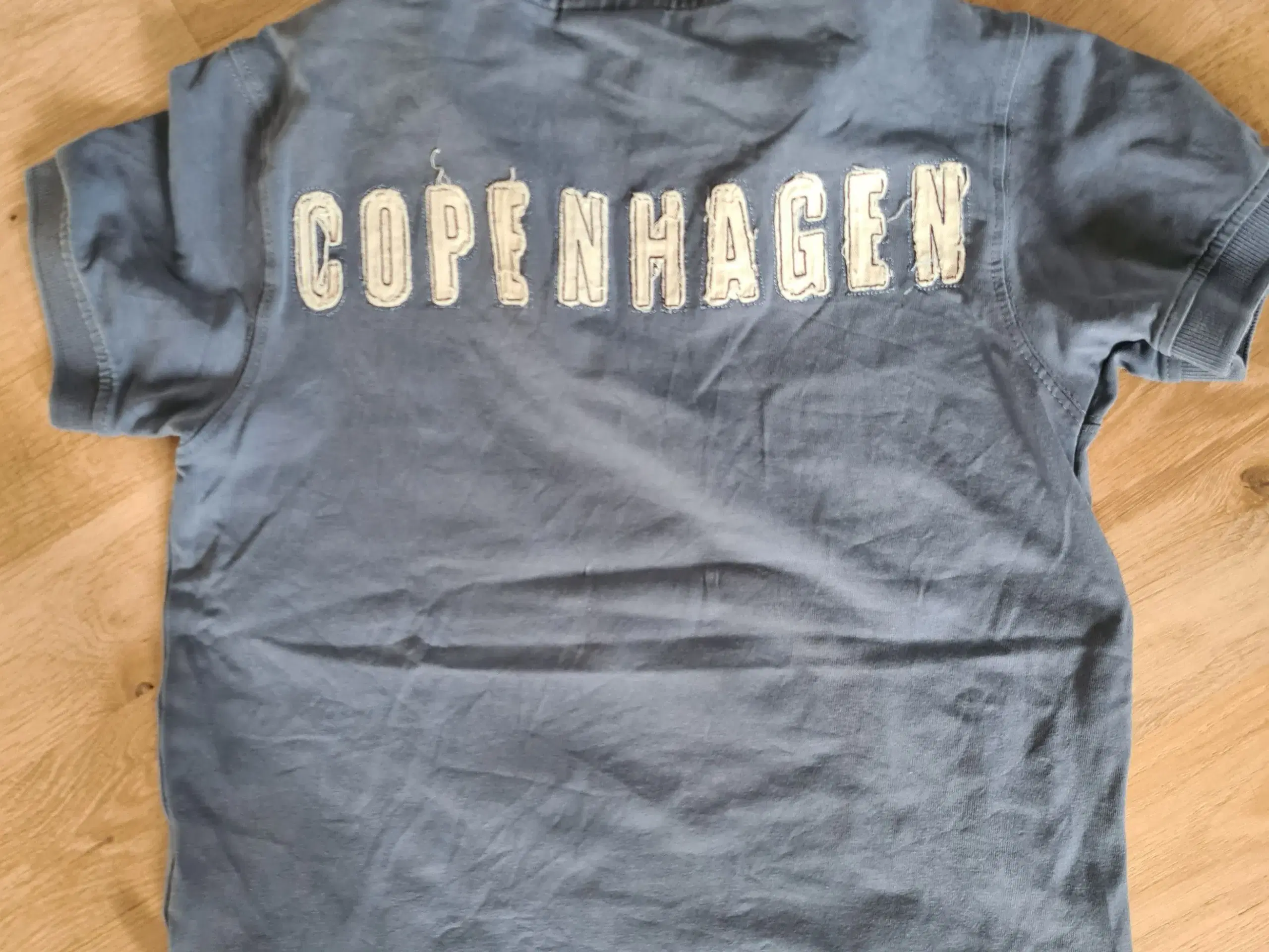 T-shirt og cardigan