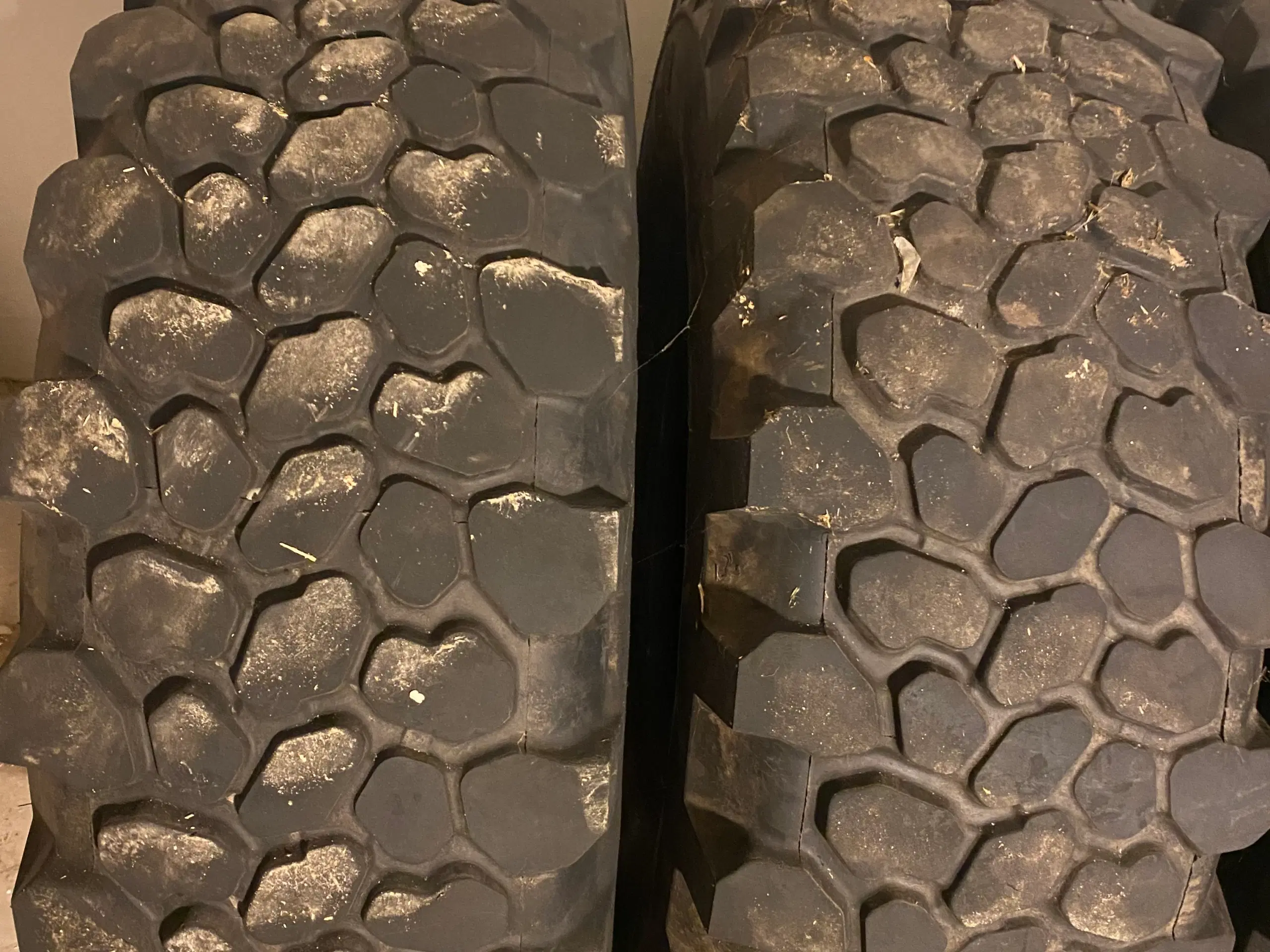 2 styk dæk lastbil Continental MPT81 365/80 R20