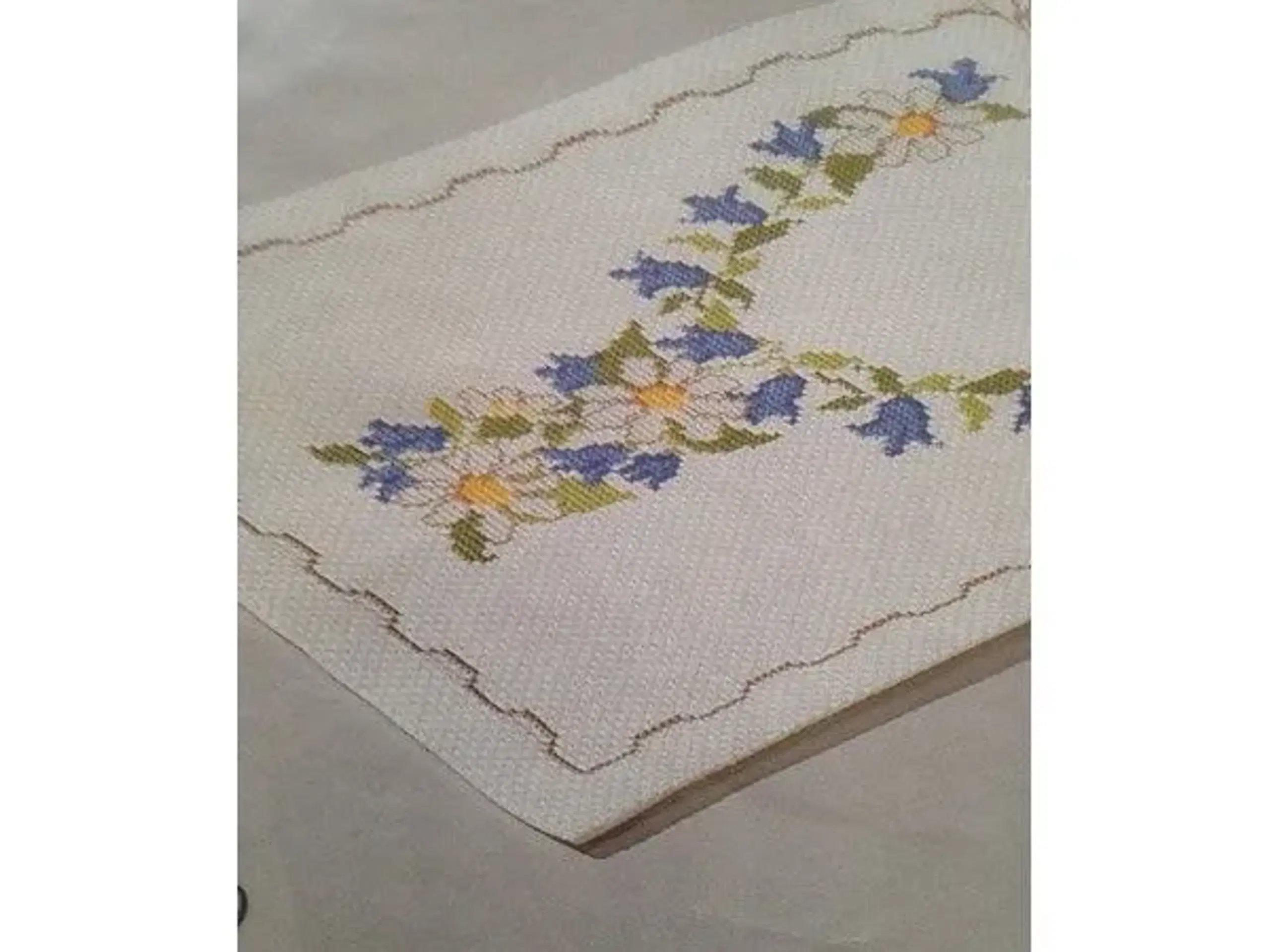 Broderimønster løber med blomster