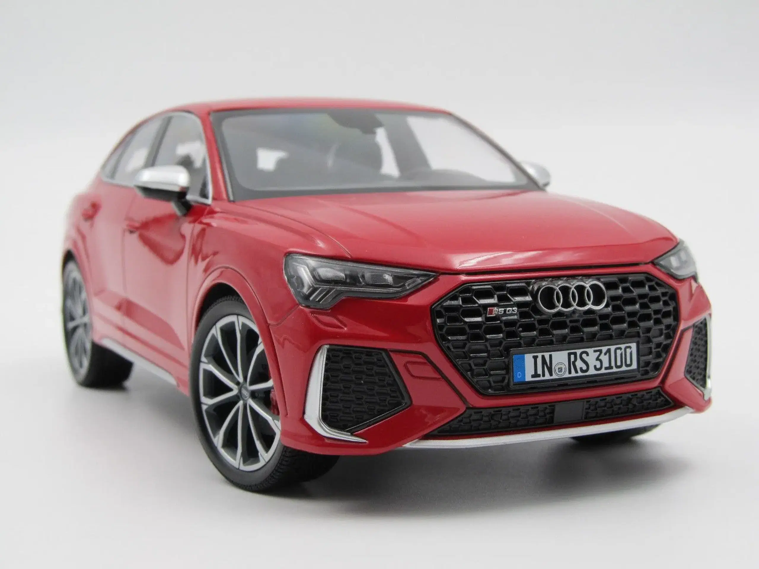 2019 Audi RSQ3 Sportback 1:18  MINICHAMPS